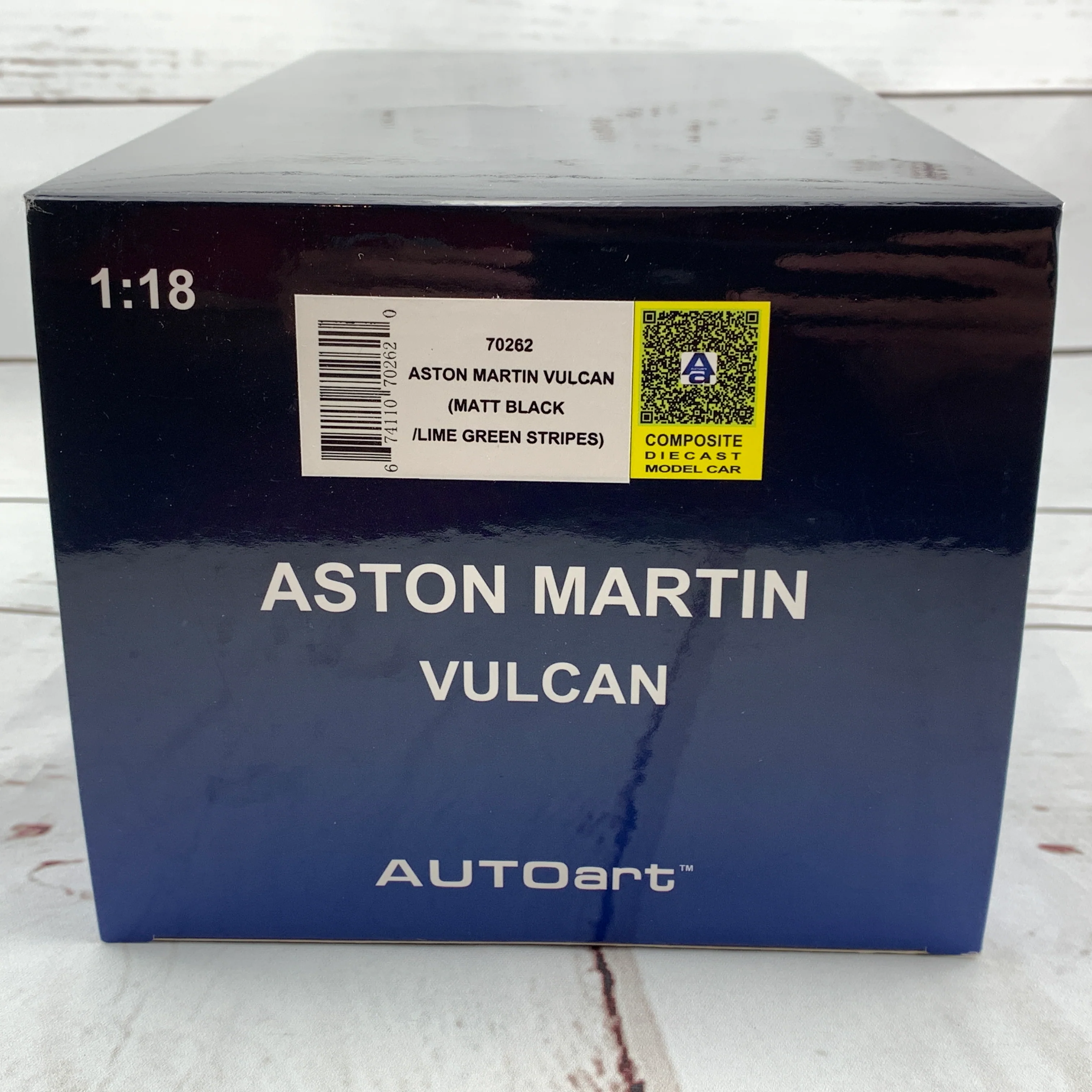 AUTOart 1/18 ASTON MARTIN VULCAN (MATT BLACK W/ LIME GREEN STRIPES) 70262 - Image 7