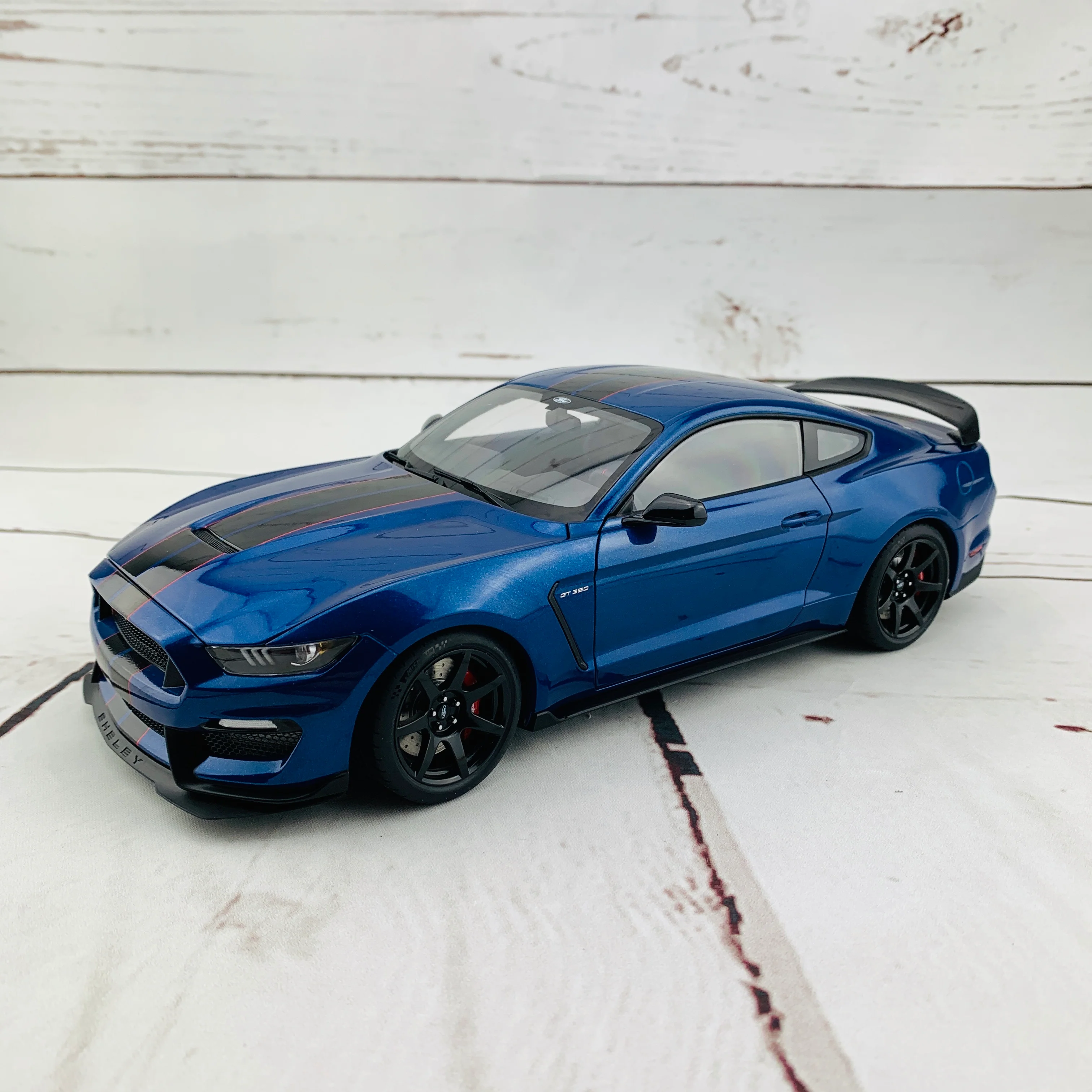 AUTOart 1/18 Ford Shelby GT-350R Lighting Blue 72933 - Image 2