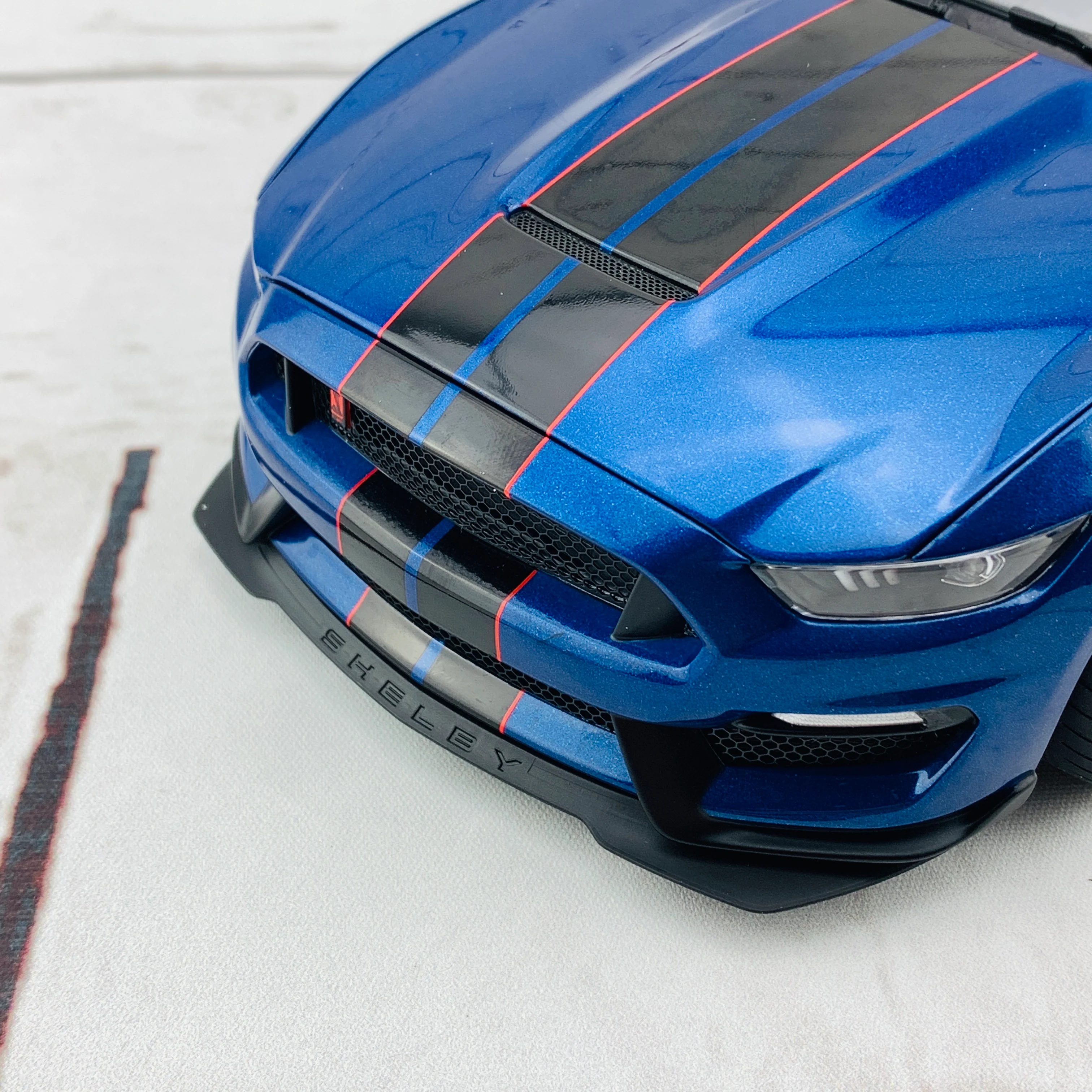 AUTOart 1/18 Ford Shelby GT-350R Lighting Blue 72933 - Image 3