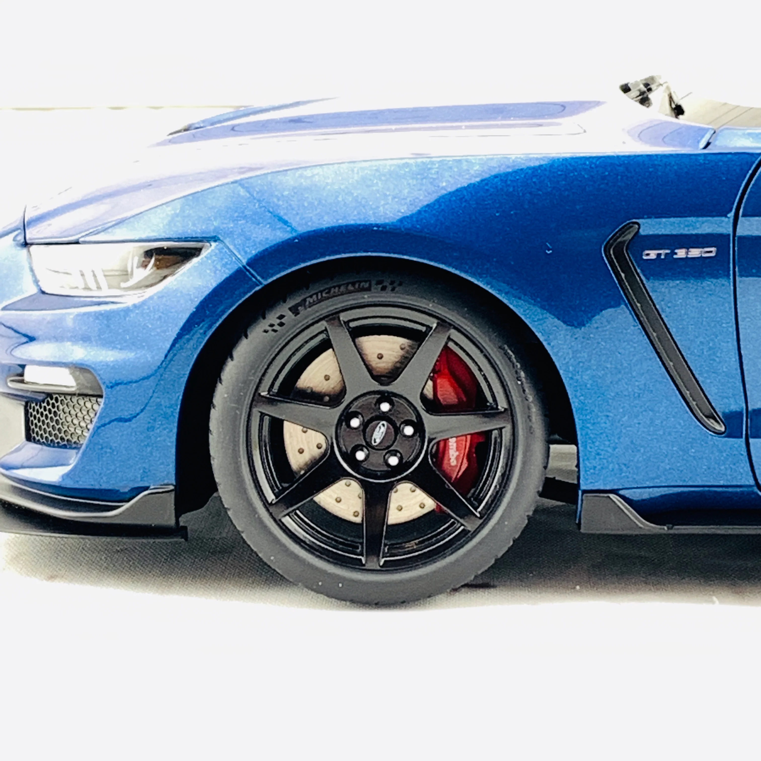 AUTOart 1/18 Ford Shelby GT-350R Lighting Blue 72933 - Image 4