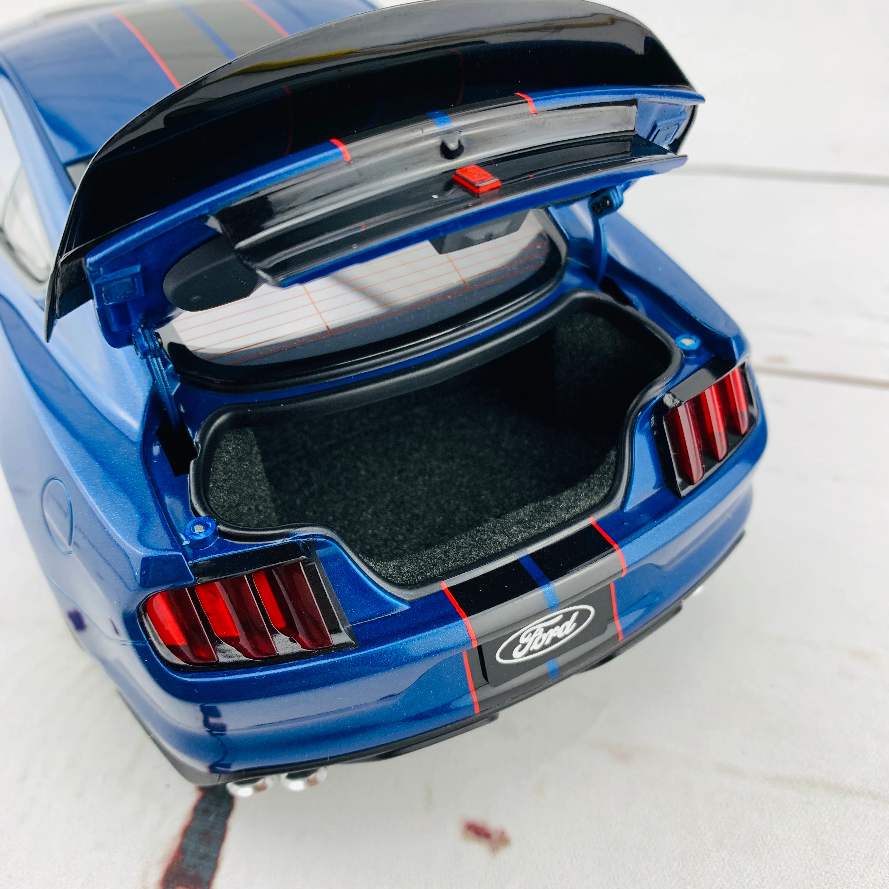 AUTOart 1/18 Ford Shelby GT-350R Lighting Blue 72933 - Image 6
