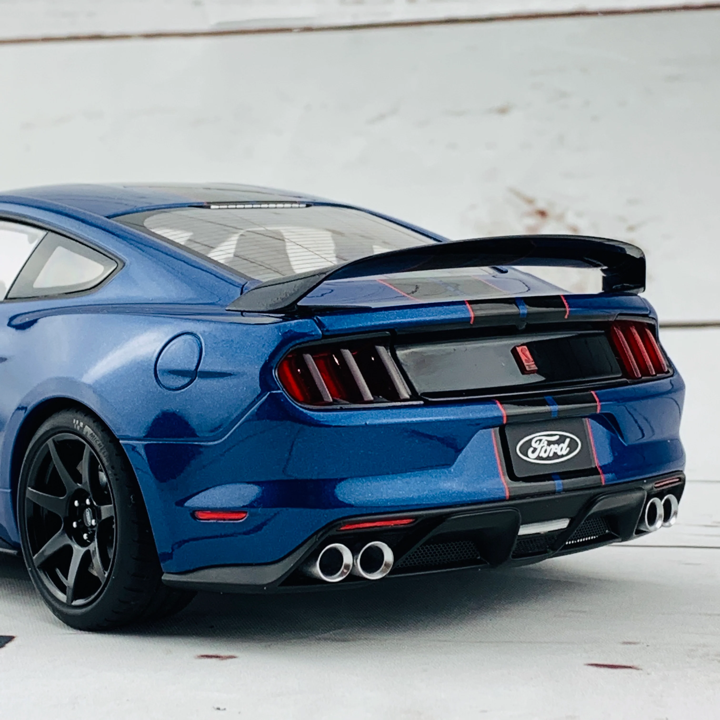 AUTOart 1/18 Ford Shelby GT-350R Lighting Blue 72933 - Image 7