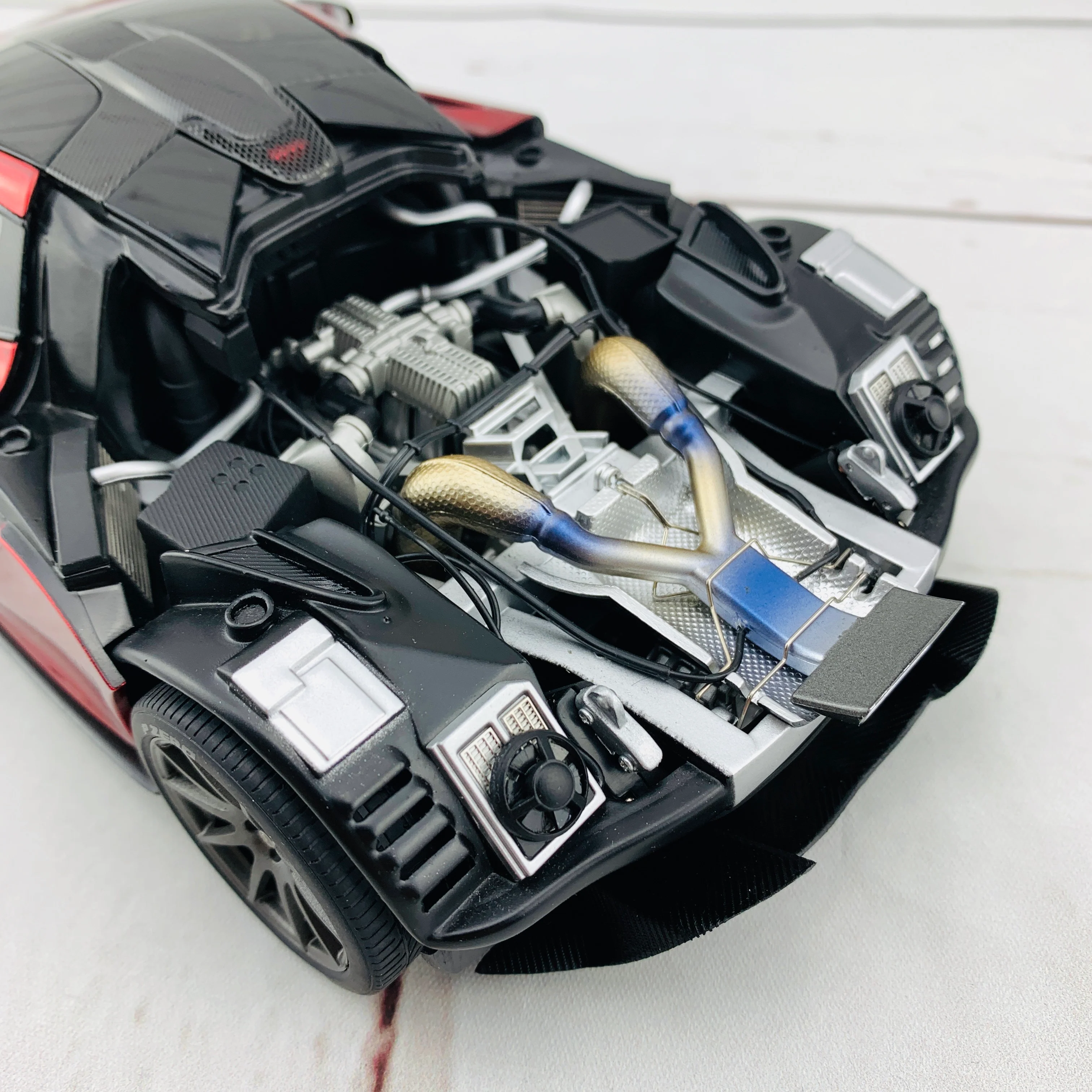 AUTOart 1/18 McLAREN P1 Volcano Red 76062 - Image 3