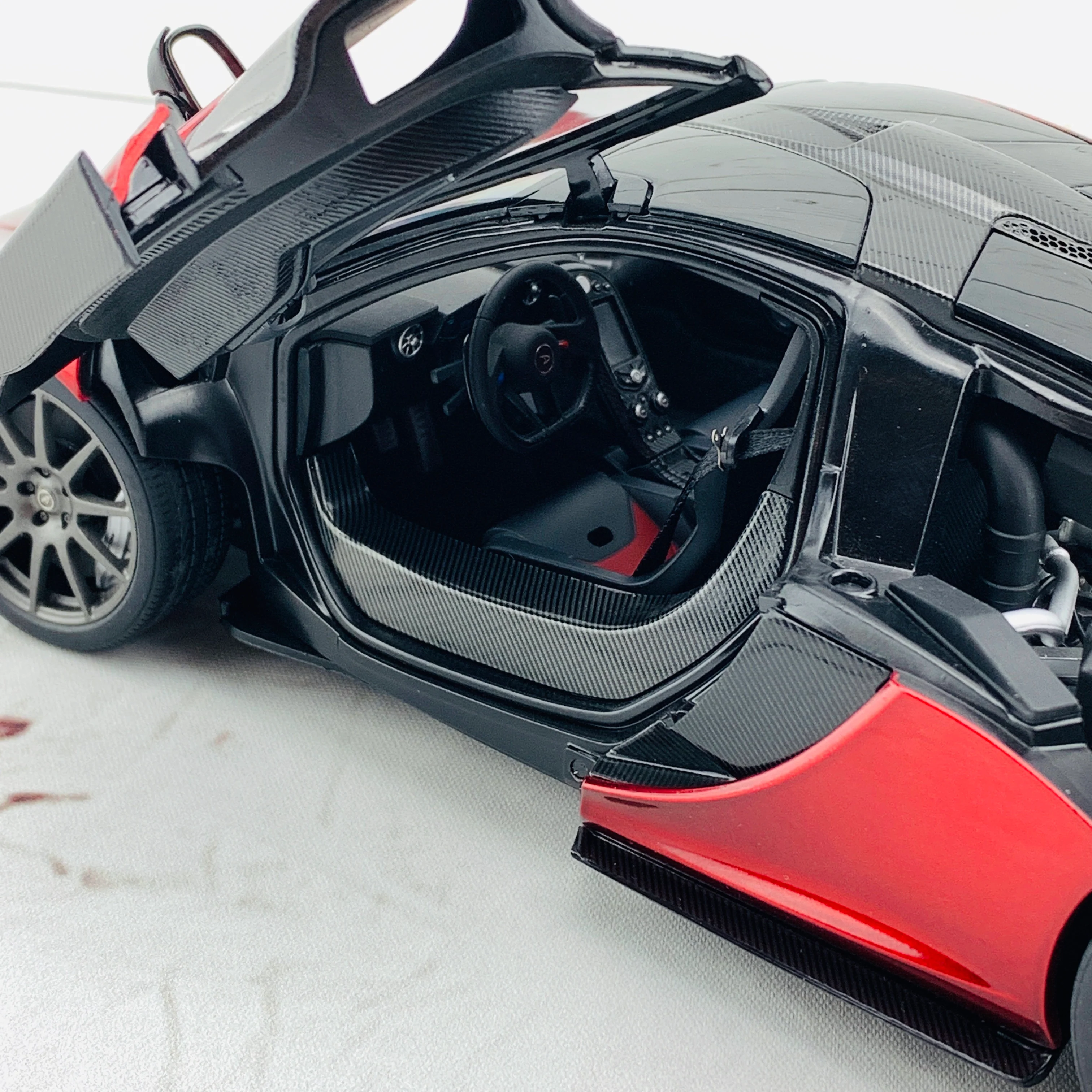 AUTOart 1/18 McLAREN P1 Volcano Red 76062 - Image 4