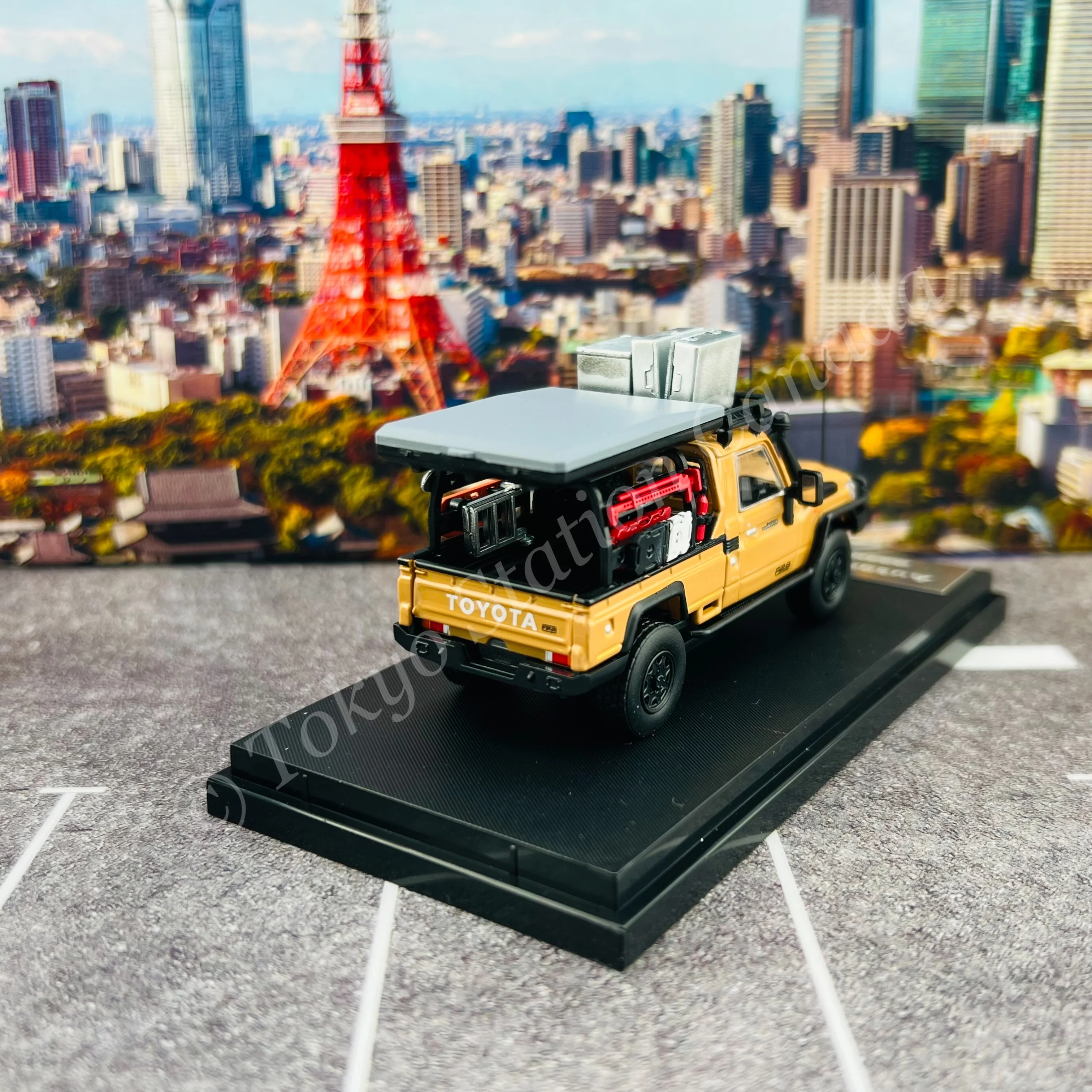 AUTOBOTS 1/64 Toyota Land Cruiser LC79 with Accessories BEIGE - Image 4