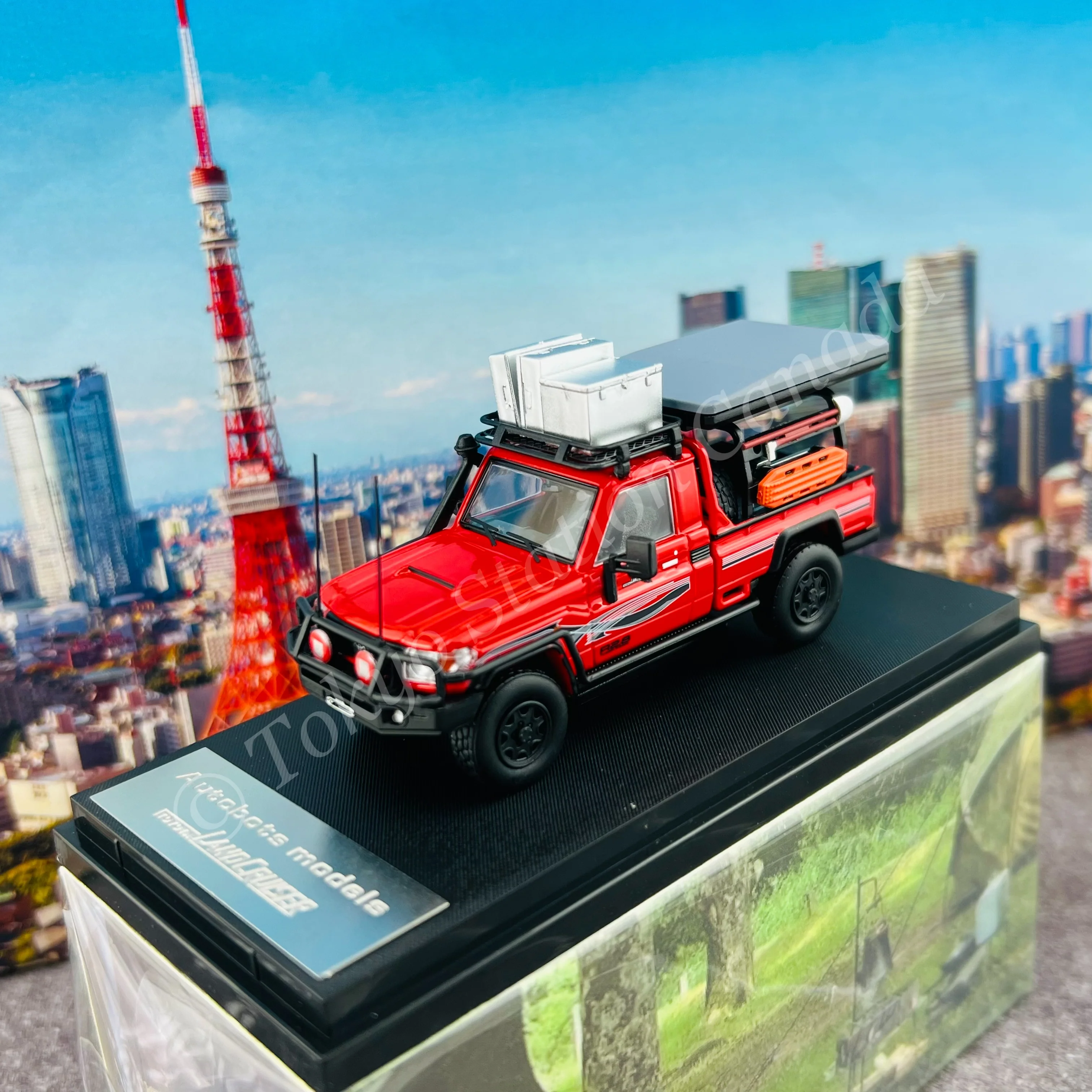 AUTOBOTS 1/64 Toyota Land Cruiser LC79 with Accessories RED - Image 2