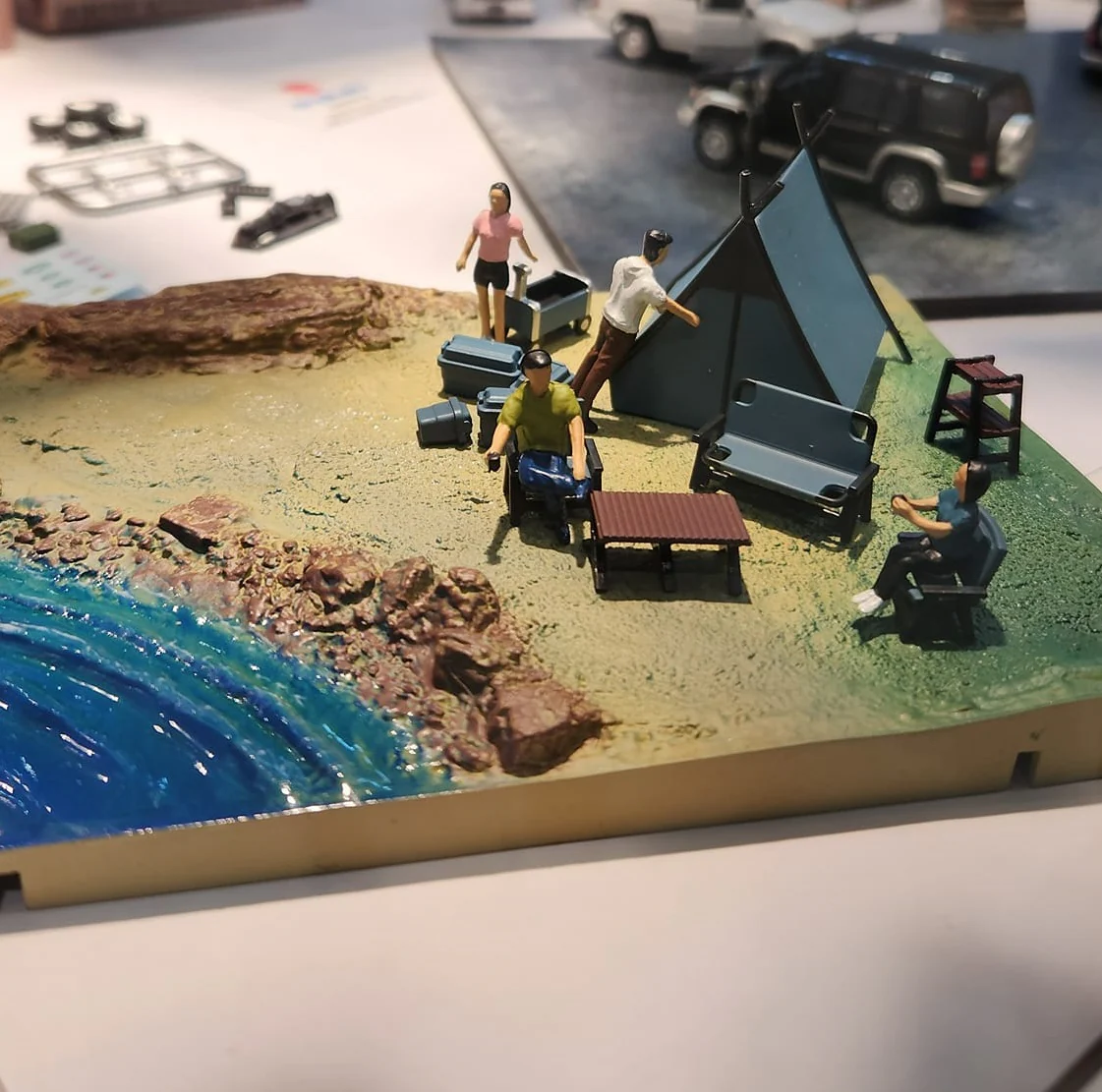 BM Creations 1/64 DIORAMA CITY CAMP SITE with Light Green Tent 64BDOR004 - Image 2