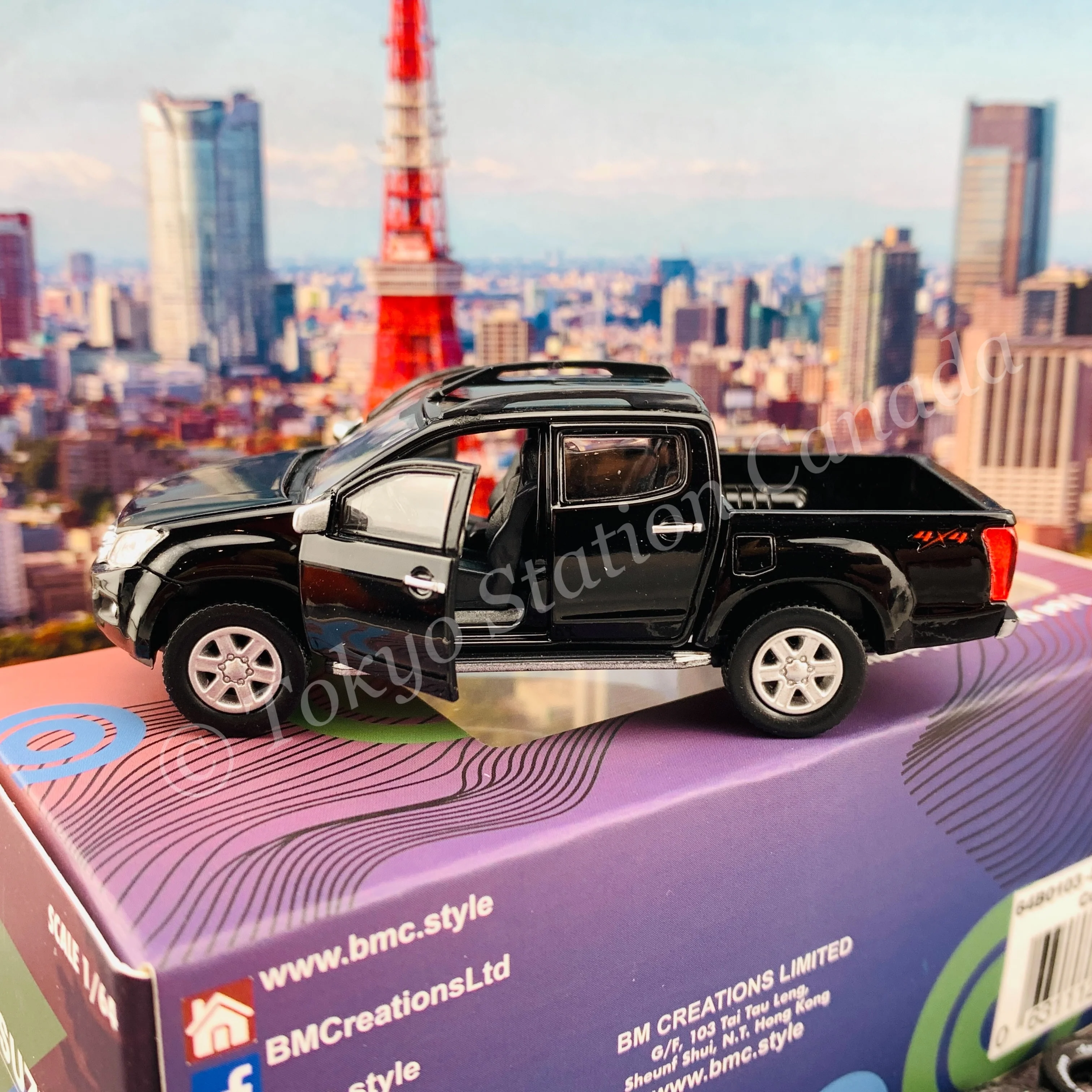 BM CREATIONS JUNIOR 1/64 ISUZU D-MAX 2016 Cosmic Black LHD with Extra Tires 64B0103 - Image 4