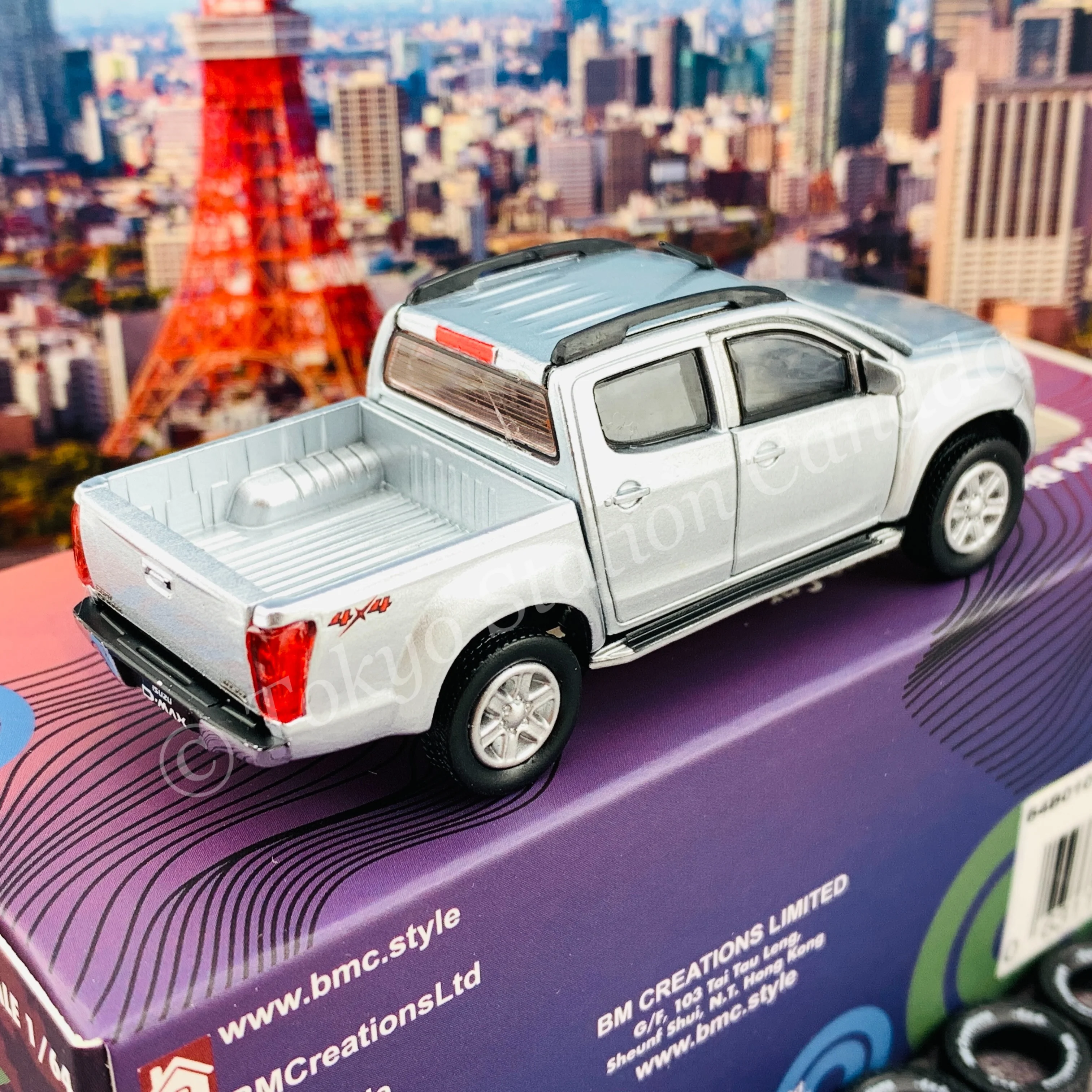 BM CREATIONS JUNIOR 1/64 ISUZU D-MAX 2016 Silver LHD with Extra Tires 64B0101 - Image 3