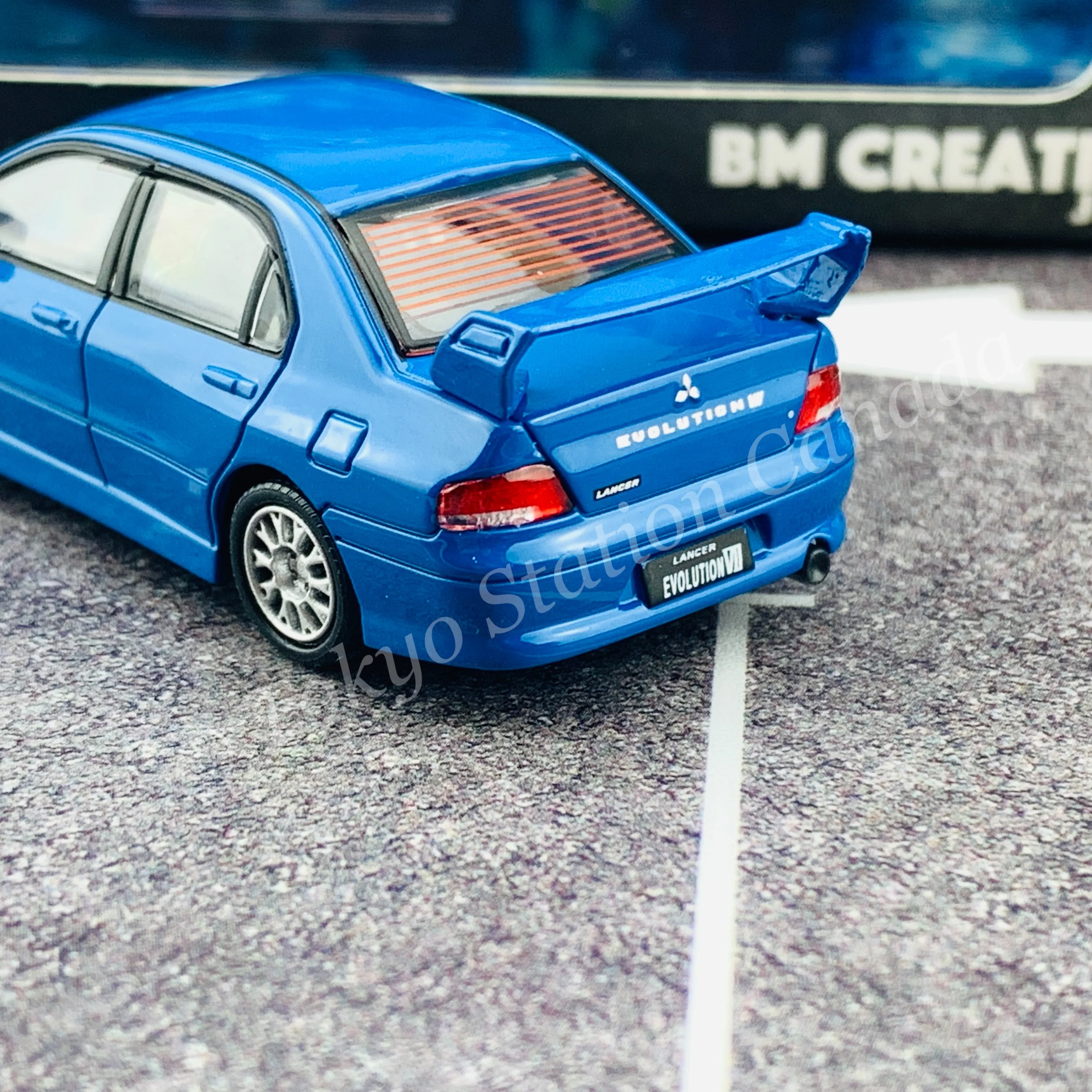 BM CREATIONS JUNIOR 1/64 Mitsubishi Lancer Evolution VII BLUE RHD with Extra Wheel Set and Lowering Parts 64B0088 - Image 4