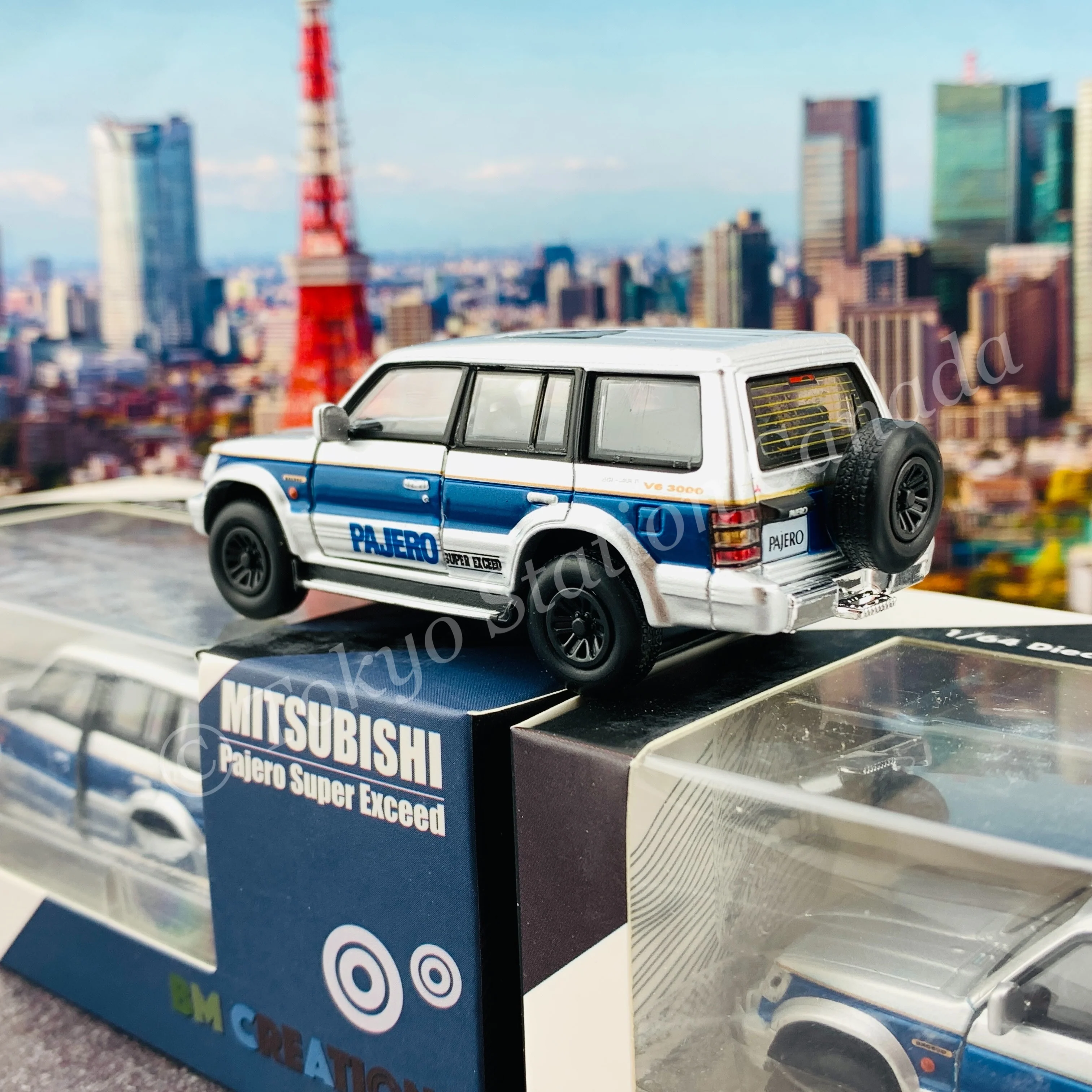 BM CREATIONS JUNIOR 1/64 Mitsubishi Pajero Super Exceed Silver with Blue Stripe LHD 64B0037 - Image 4