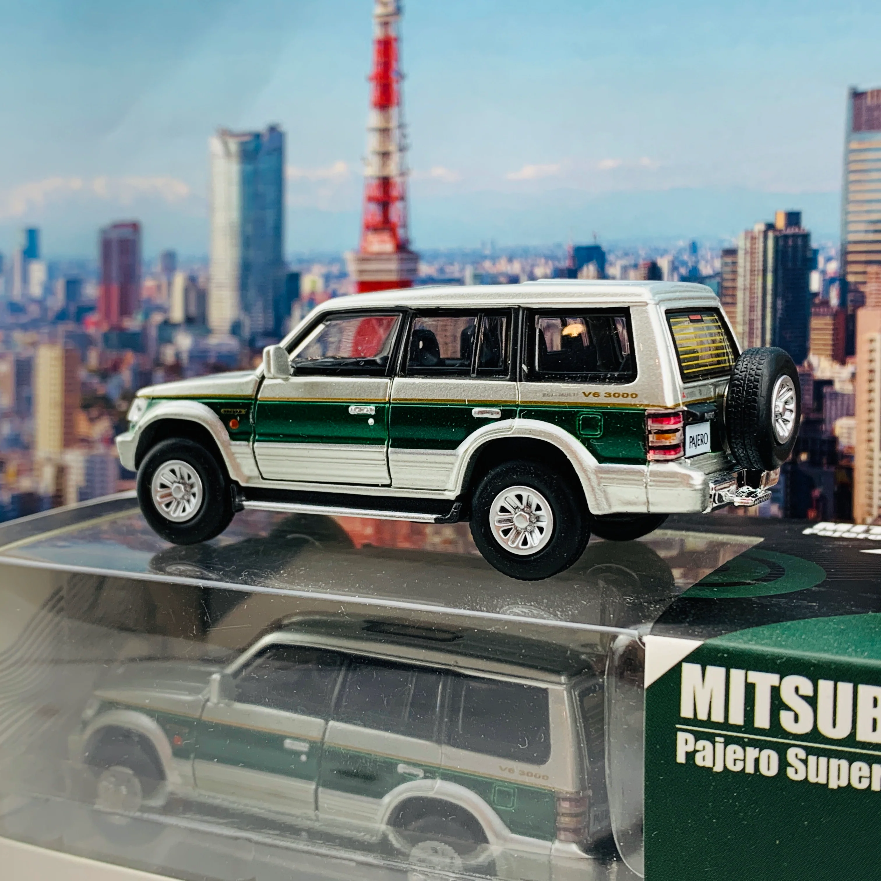 BM Creations JUNIOR 1/64 Mitsubishi Pajero Super Exceed Silver with Green Strip RHD 64B0019 - Image 3