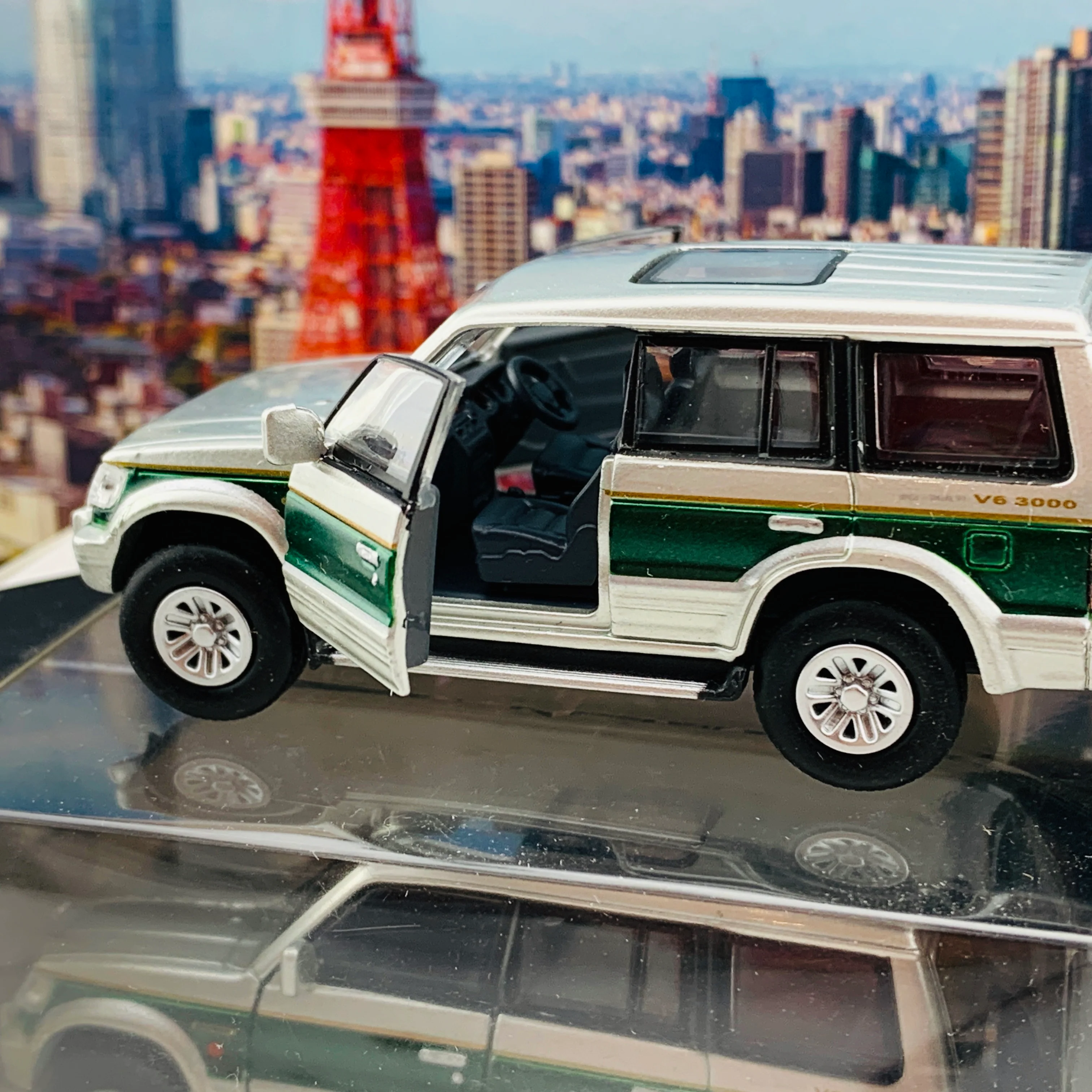 BM Creations JUNIOR 1/64 Mitsubishi Pajero Super Exceed Silver with Green Strip RHD 64B0019 - Image 4