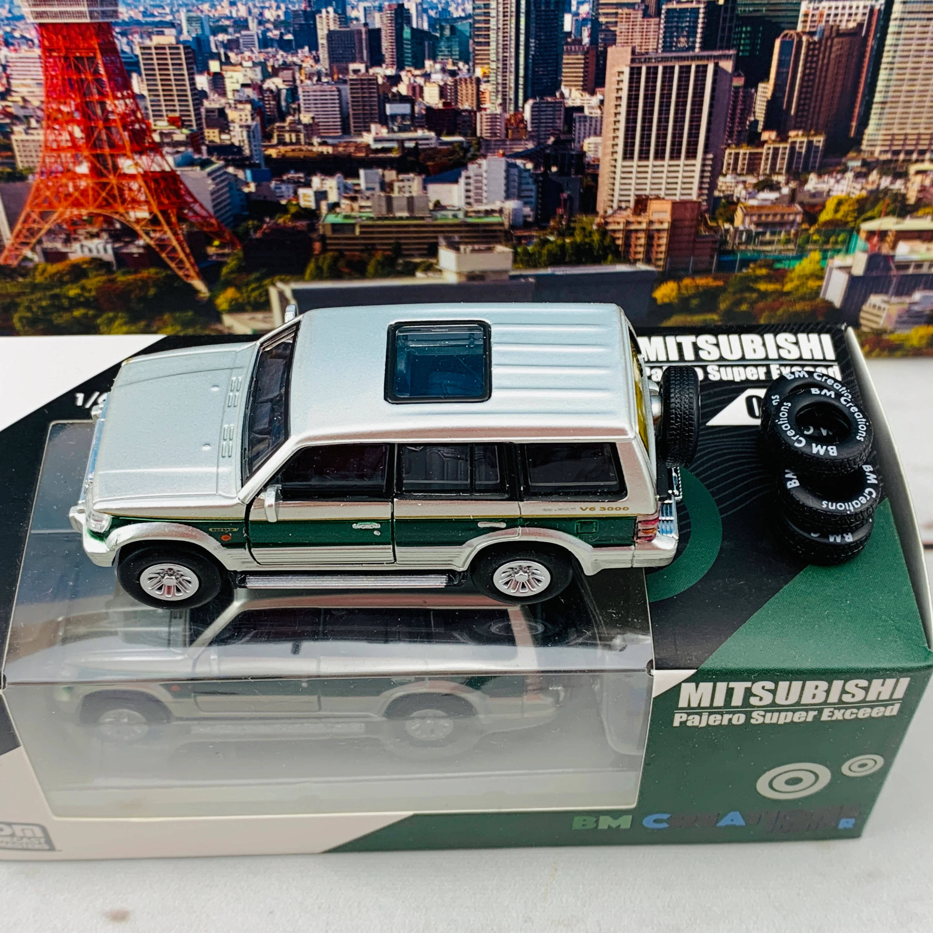 BM Creations JUNIOR 1/64 Mitsubishi Pajero Super Exceed Silver with Green Strip RHD 64B0019 - Image 5