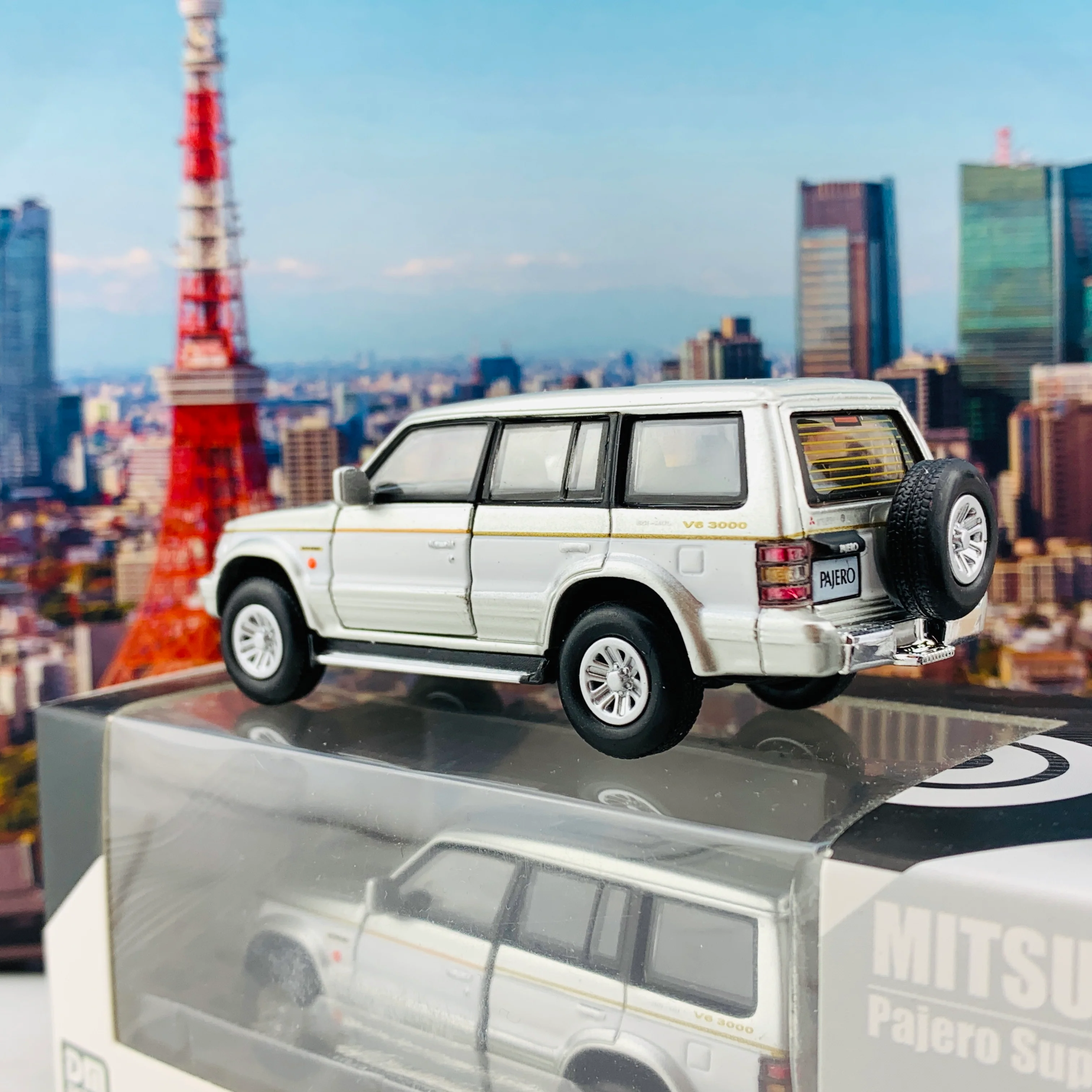 BM Creations JUNIOR 1/64 Mitsubishi Pajero Super Exceed Silver with White Strip RHD 64B0023 - Image 3