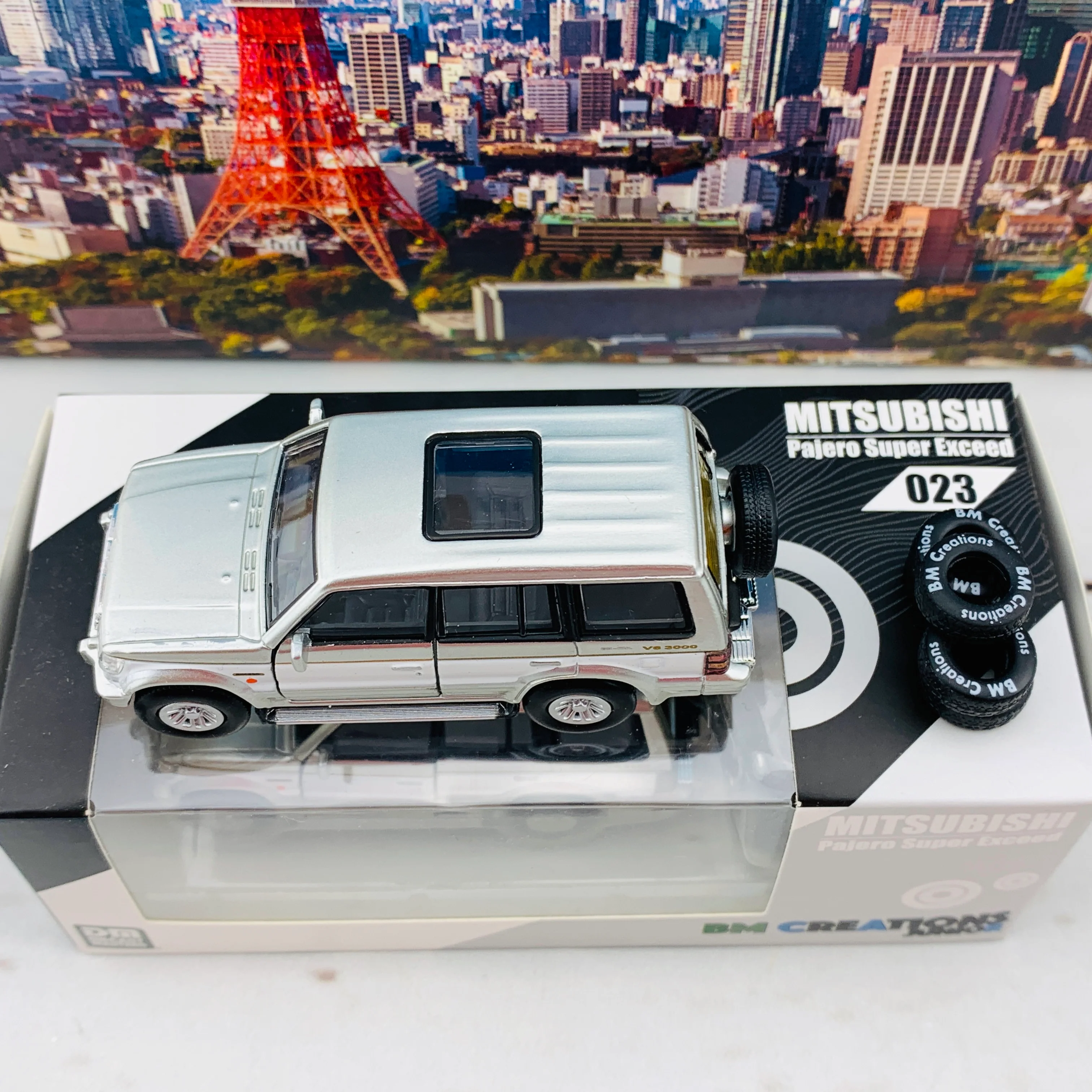 BM Creations JUNIOR 1/64 Mitsubishi Pajero Super Exceed Silver with White Strip RHD 64B0023 - Image 4