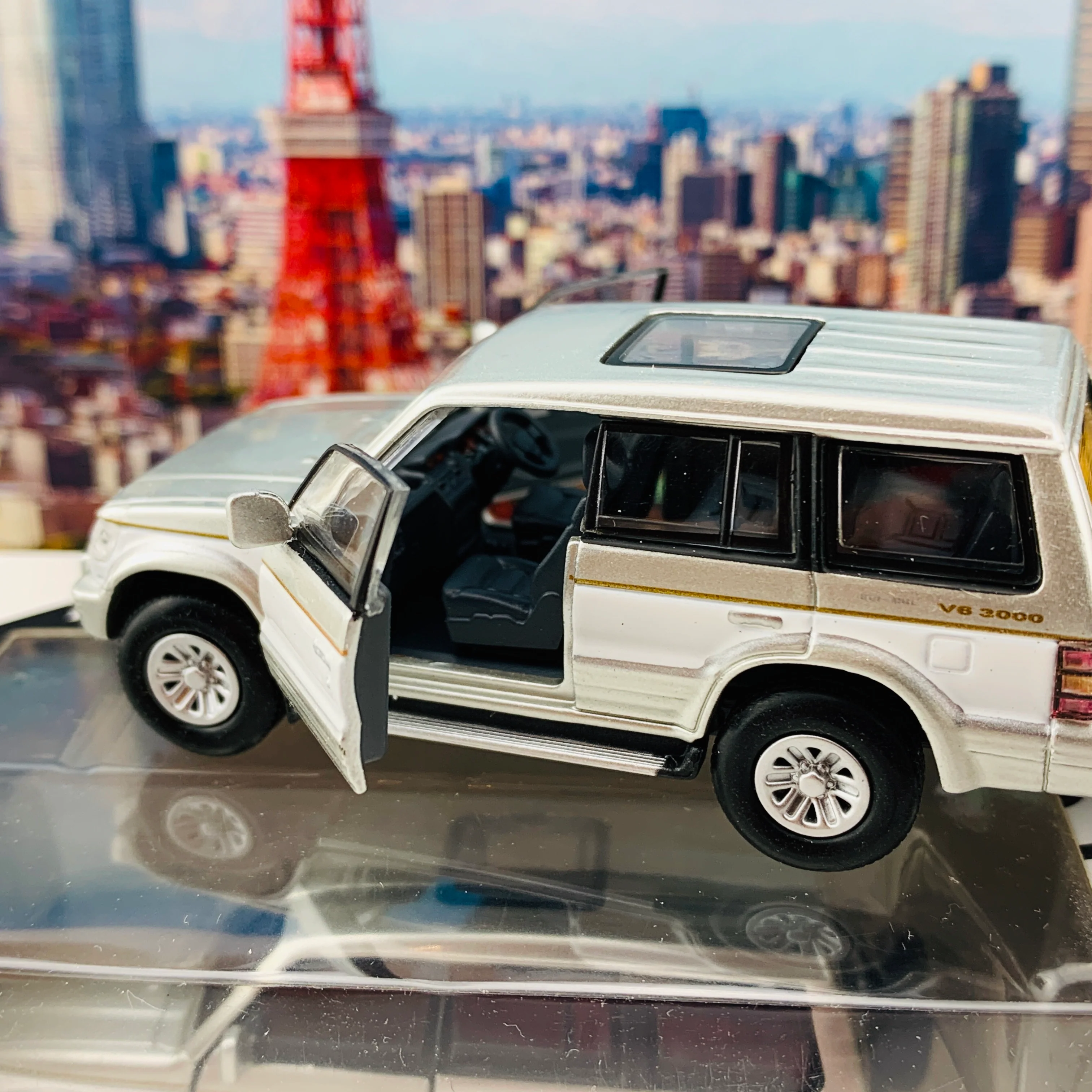 BM Creations JUNIOR 1/64 Mitsubishi Pajero Super Exceed Silver with White Strip RHD 64B0023 - Image 5