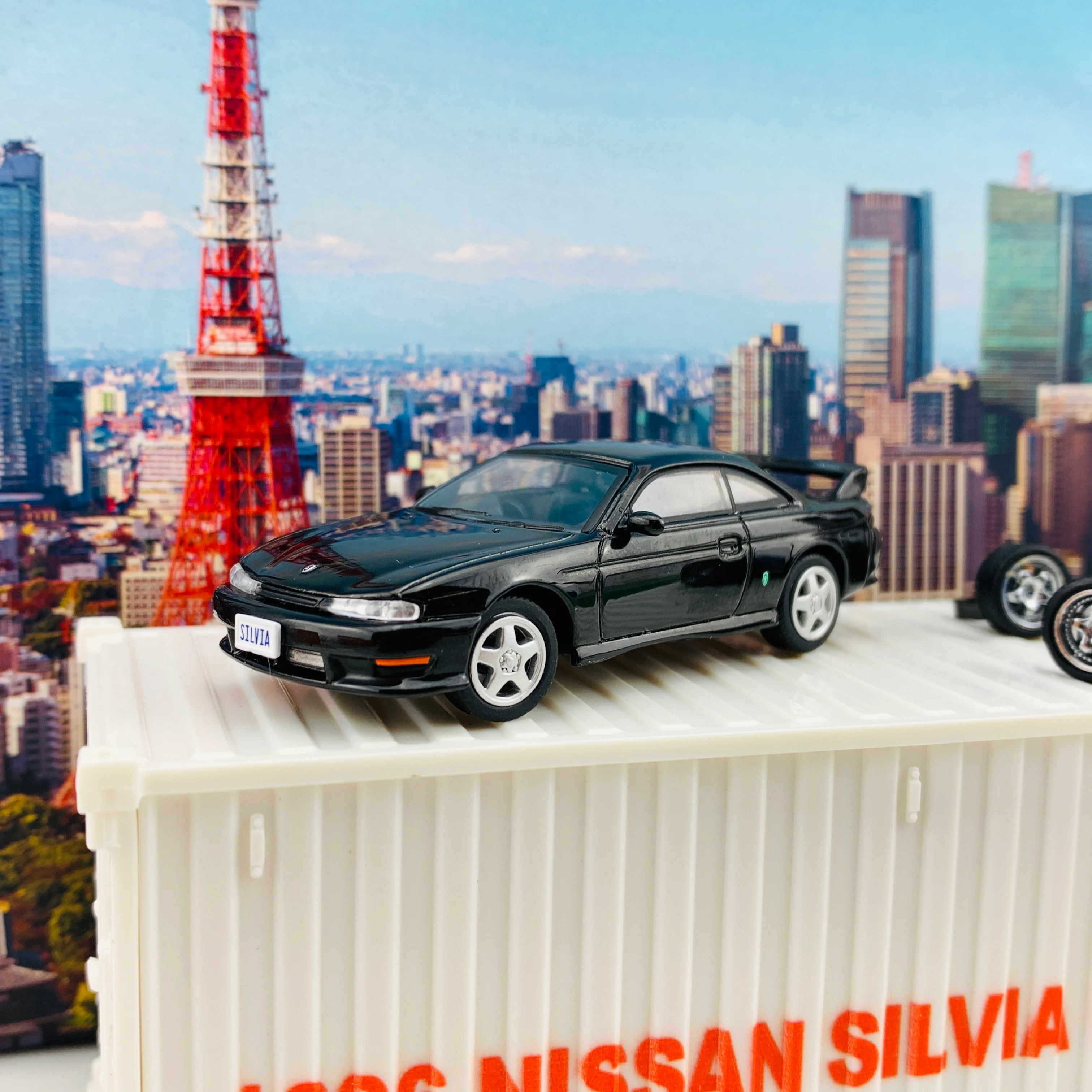 BM Creations JUNIOR 1/64 Nissan Silvia S14 Black RHD with Extra Wheels, Lowering Parts and Container Display 64DM64001 - Image 3
