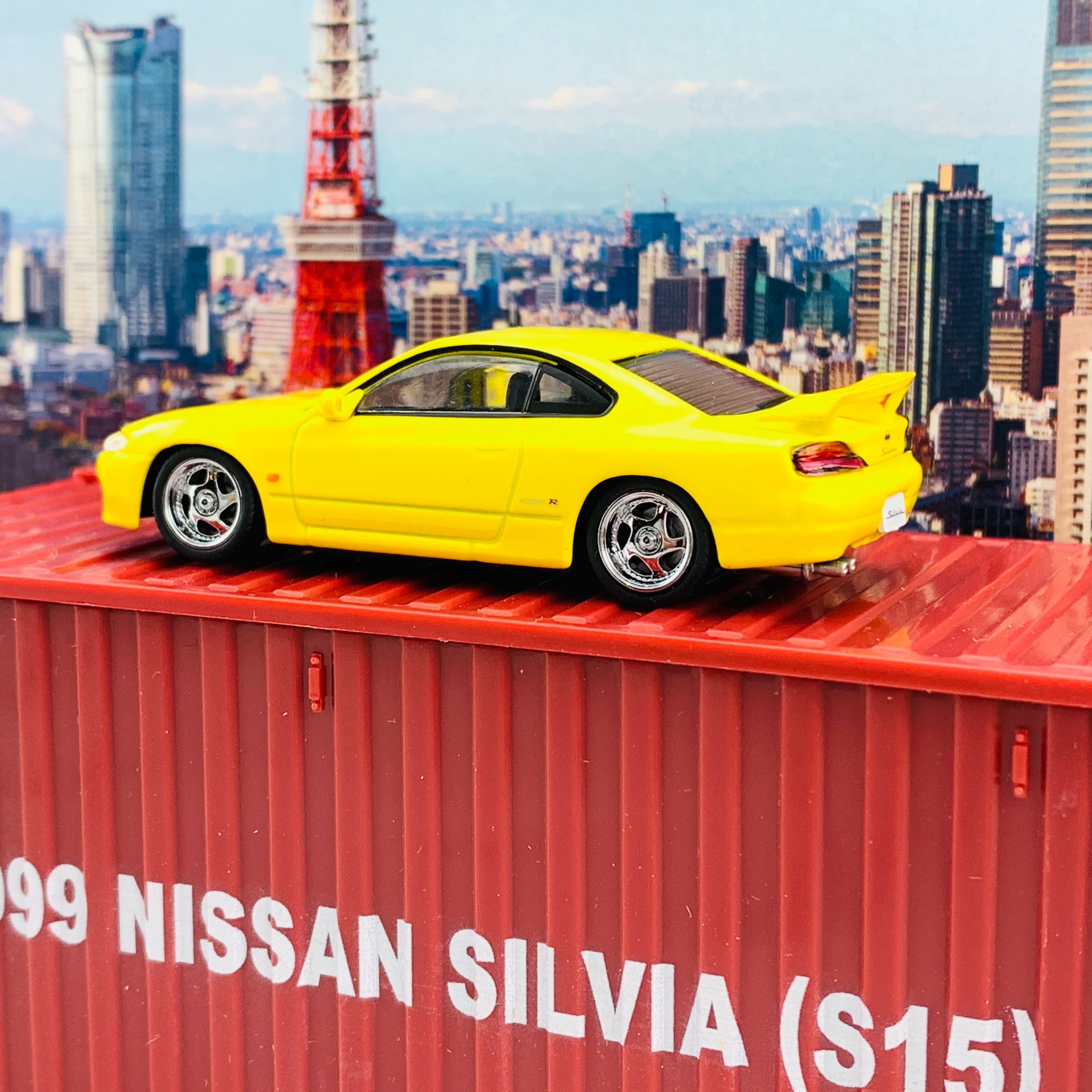 BM Creations JUNIOR 1/64 Nissan Silvia S15 Yellow RHD with Extra Wheels, Lowering Parts and Container Display 64DM64009 - Image 5