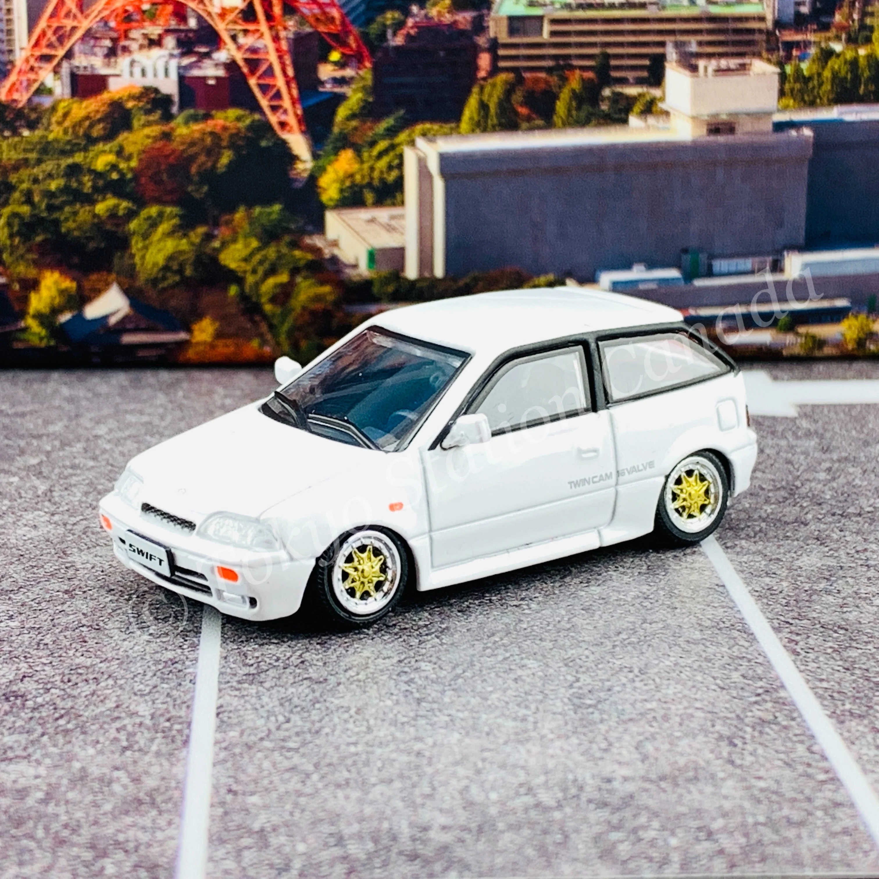 BM CREATIONS JUNIOR 1/64 Suzuki Swift 1989 WHITE RHD with Extra Wheels, Lowering Parts 64B0027 - Image 2