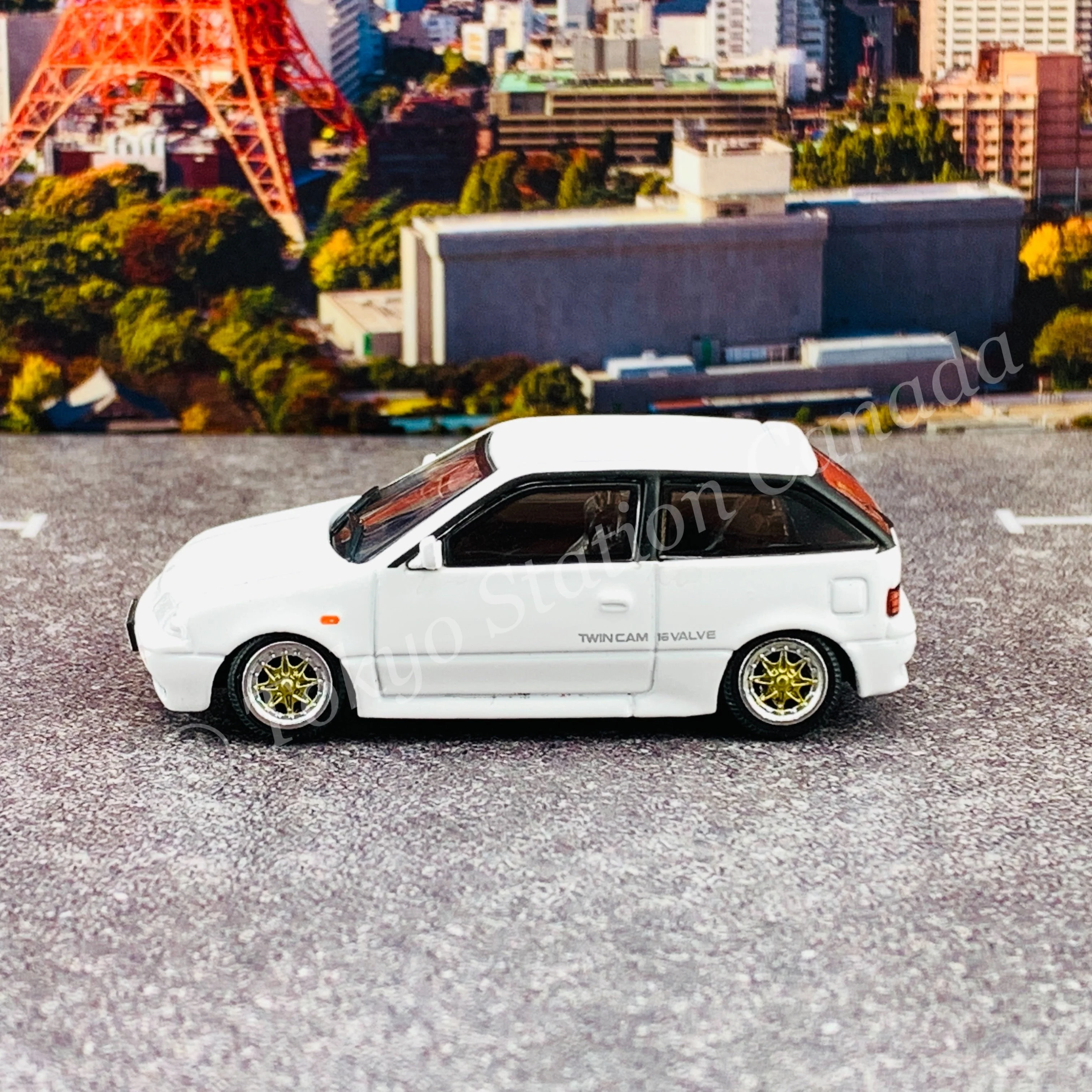 BM CREATIONS JUNIOR 1/64 Suzuki Swift 1989 WHITE RHD with Extra Wheels, Lowering Parts 64B0027 - Image 3
