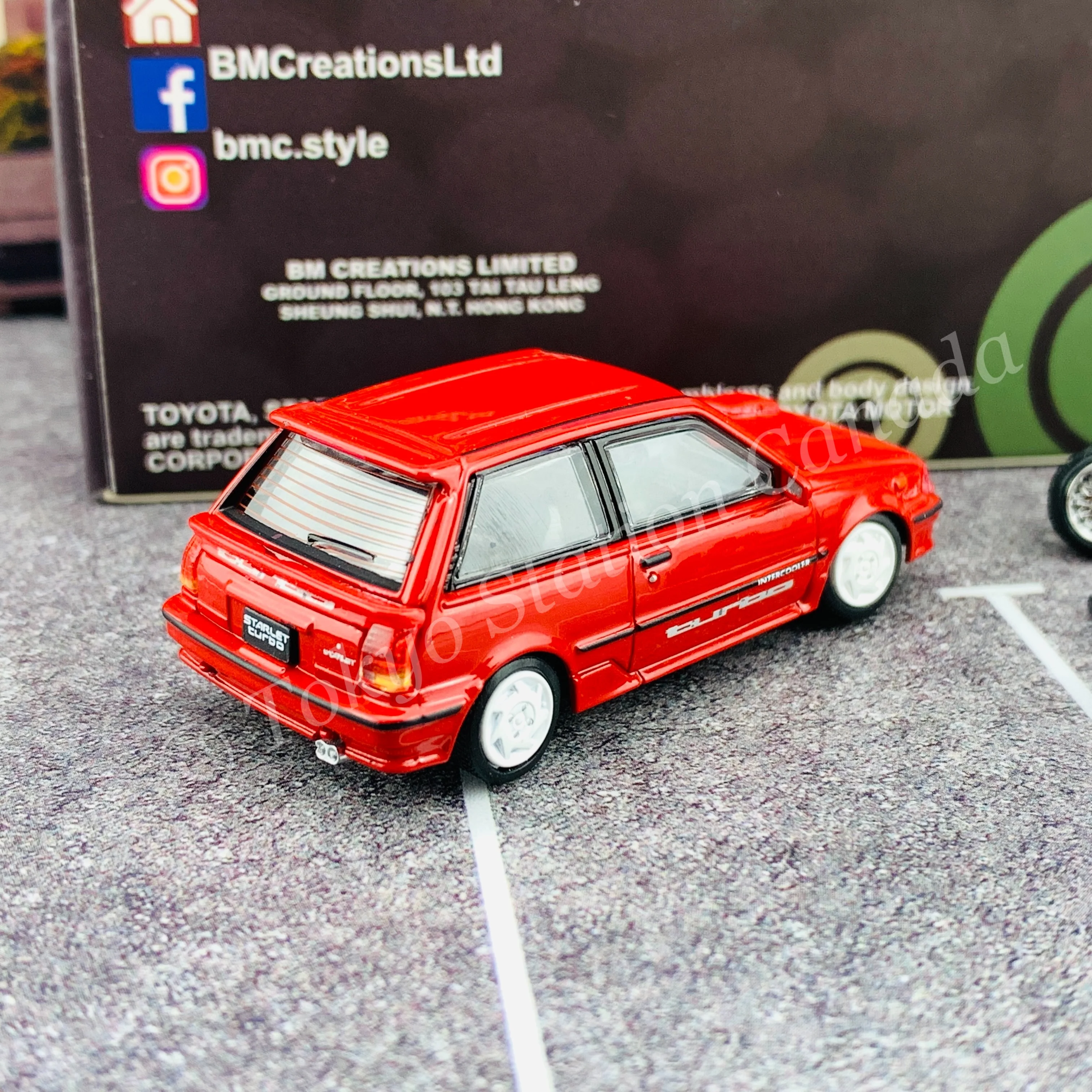 BM CREATIONS JUNIOR 1/64 Toyota 1988 Starlet Turbo S EP71 Red LHD with Extra Wheel and Lowering Parts Set 64B0127 - Image 3