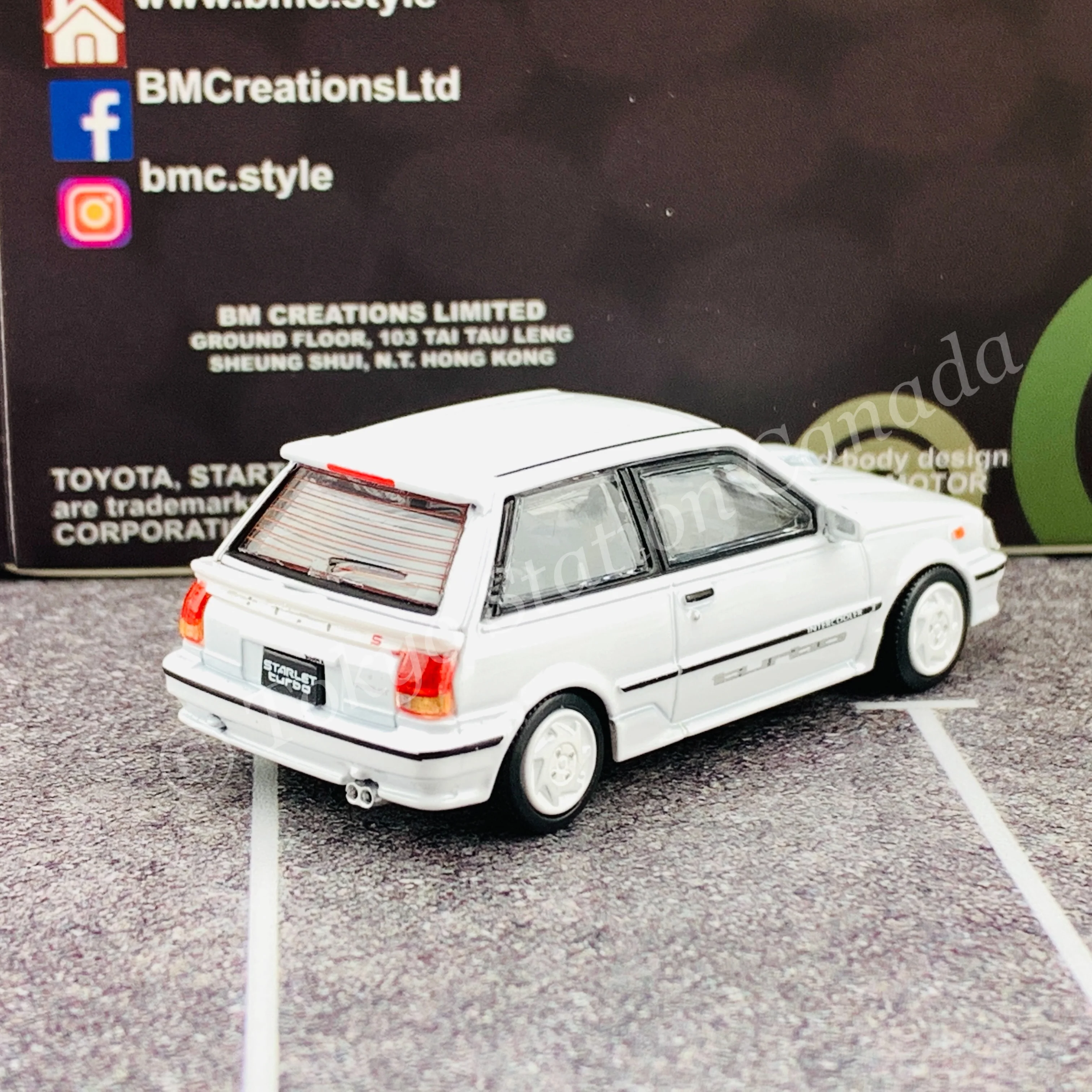 BM CREATIONS JUNIOR 1/64 Toyota 1988 Starlet Turbo S EP71 White LHD with Extra Wheel and Lowering Parts Set 64B0125 - Image 3