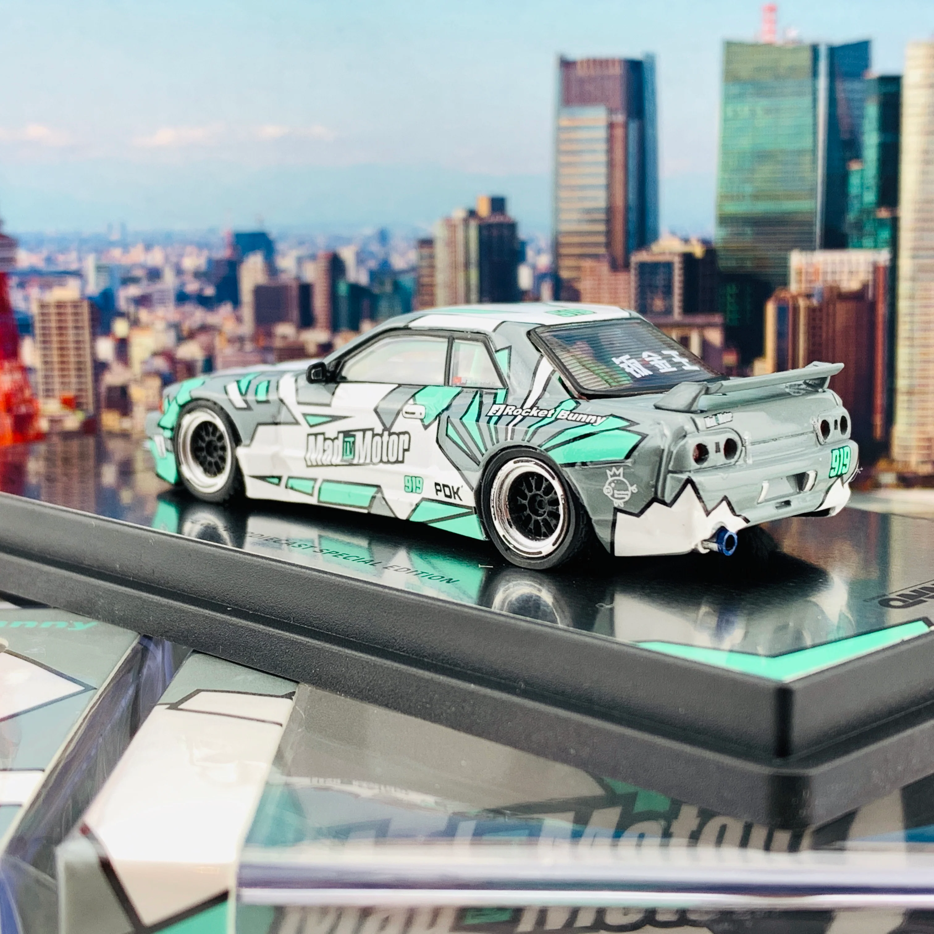 INNO64 1/64 NISSAN SKYLINE GTR R32 PANDEM MAD MOTOR ECHO GAO - CDC 2018 Champion IN64-R32P-MMEG - Image 3
