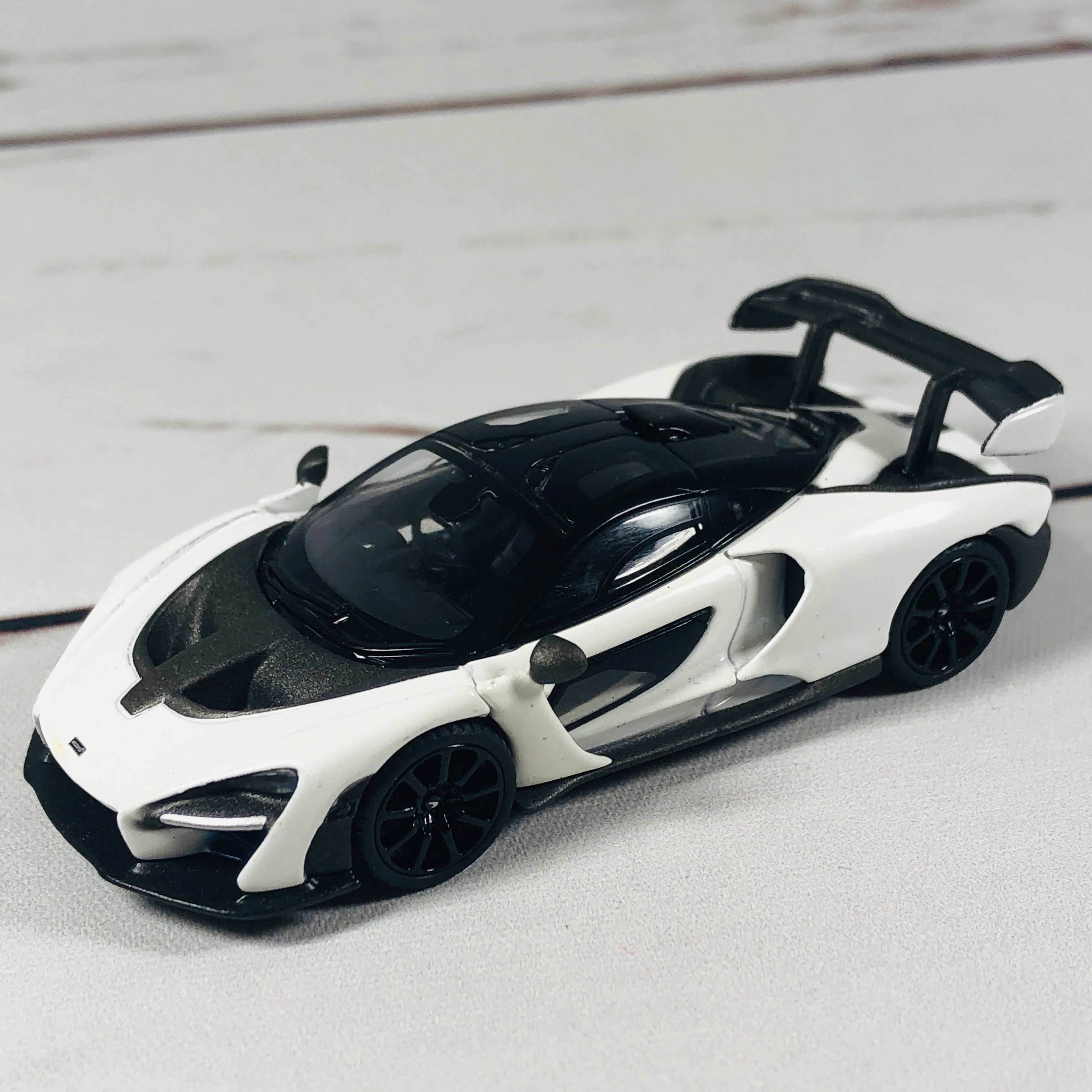 MINI GT McLaren Senna White RHD (Hong Kong Exclusive) MGT00019-R - Image 5