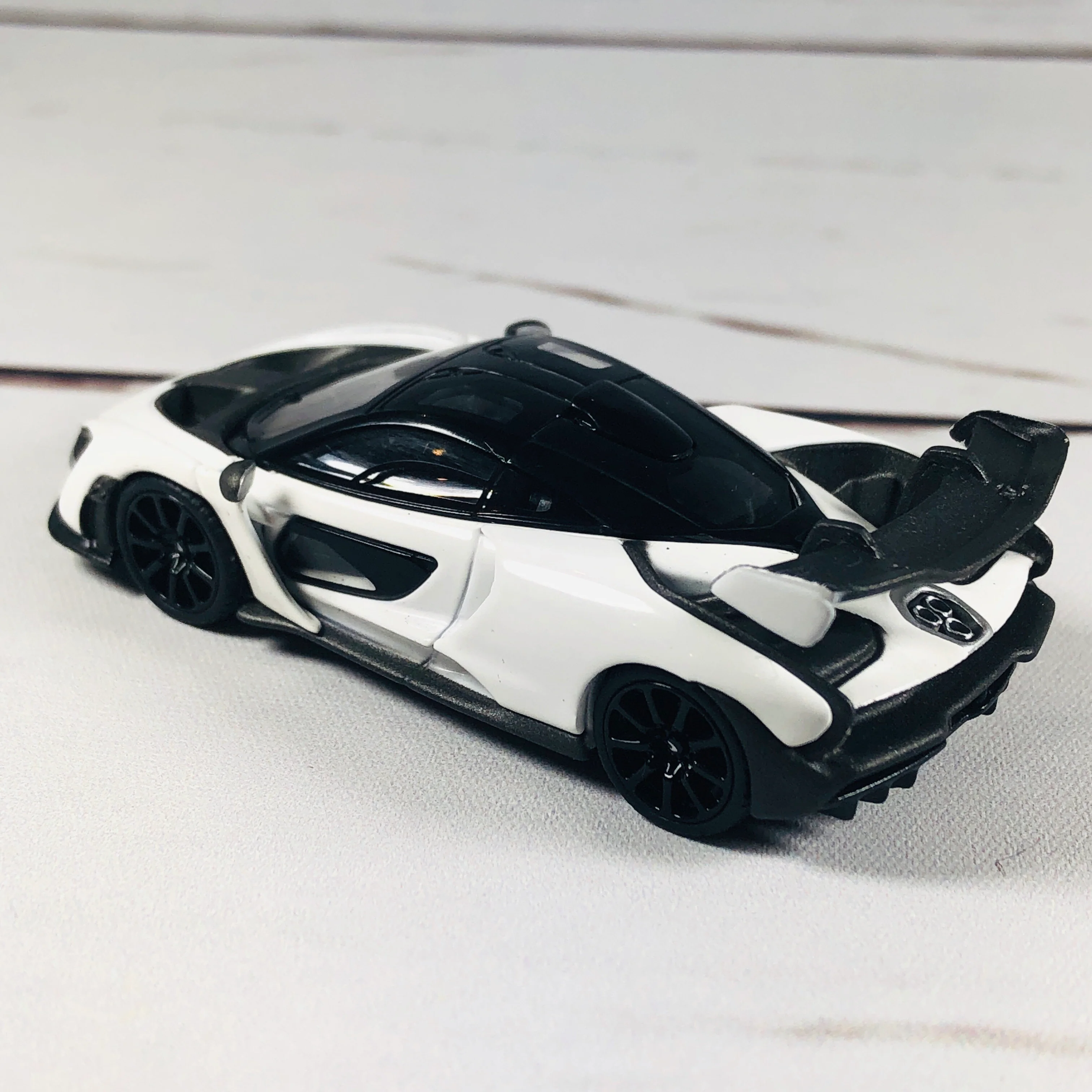 MINI GT McLaren Senna White RHD (Hong Kong Exclusive) MGT00019-R - Image 7