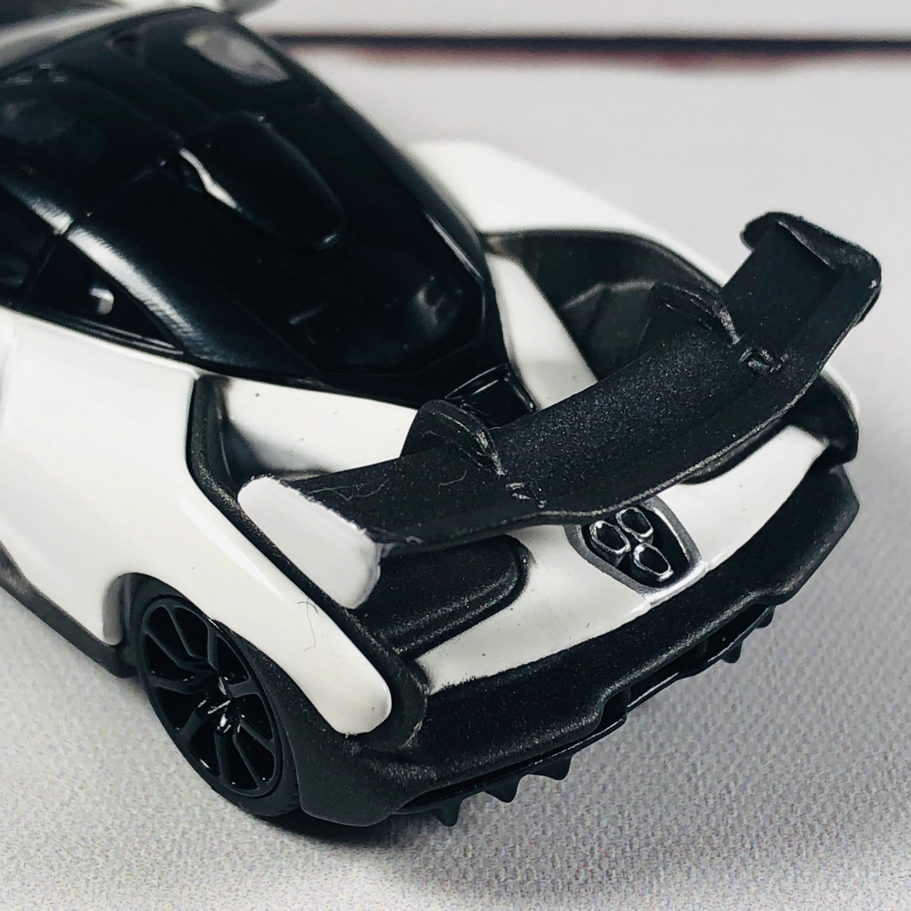 MINI GT McLaren Senna White RHD (Hong Kong Exclusive) MGT00019-R - Image 8