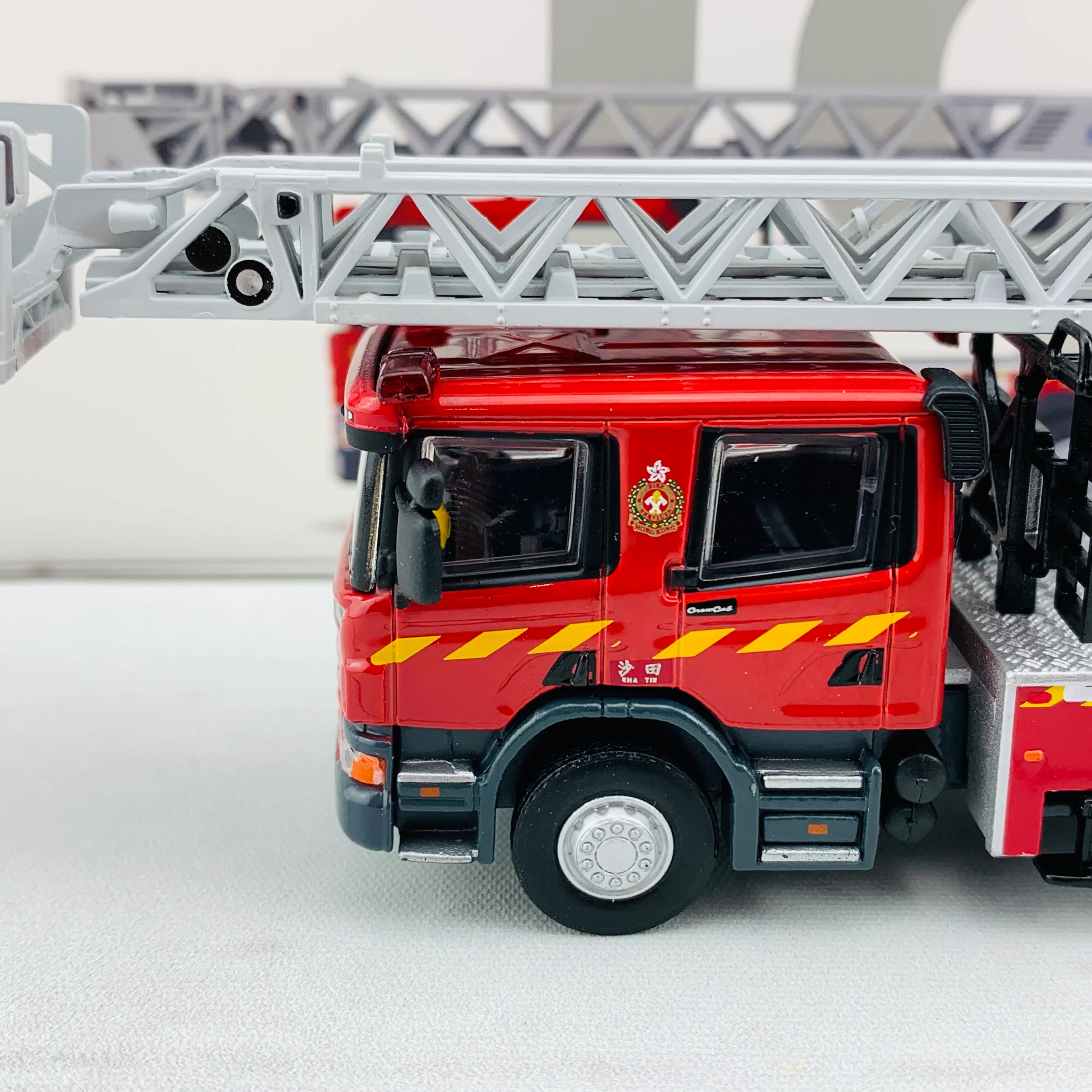 1/76 Tiny 微影 199 Scania HKFSD Turntable Ladder 55m (F6003) 消防處旋轉台鋼梯車 55米 ATC64677 - Image 8