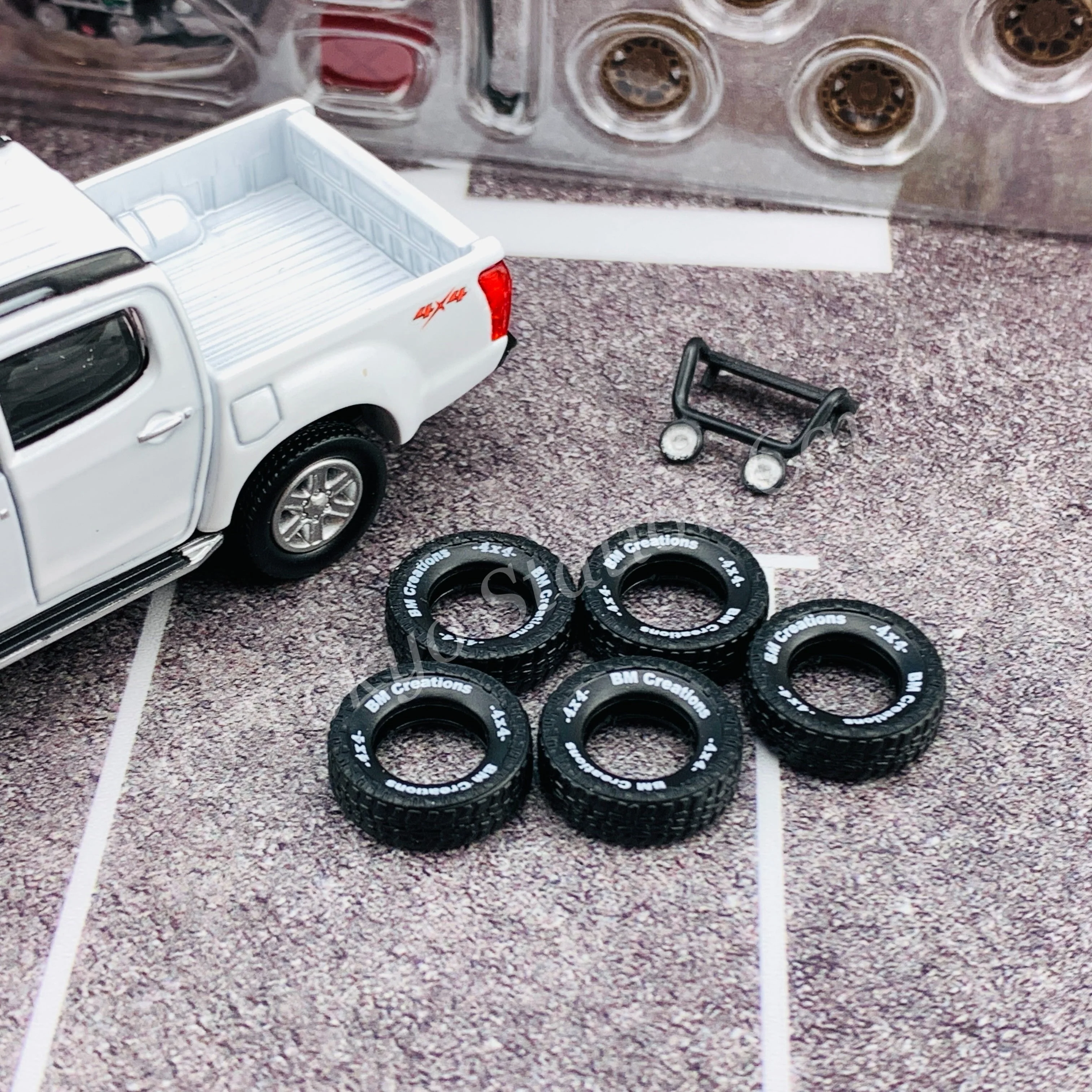 BM CREATIONS JUNIOR 1/64 ISUZU 2016 D-MAX White with Accessory Pack RHD 64B0106 - Image 3