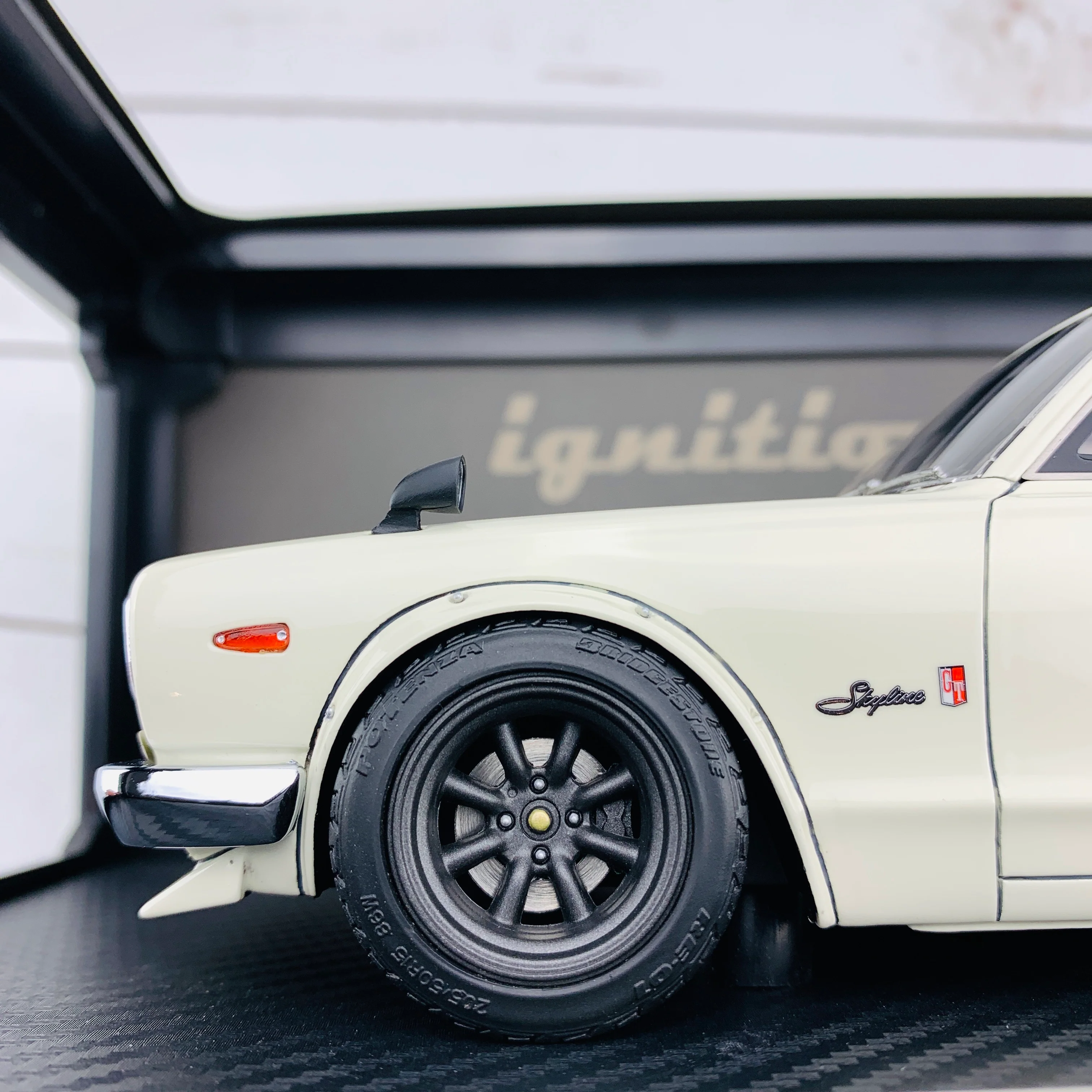 Ignition Model 1/18 Nissan Skyline 2000 GTR KPGC10 White IG1787 - Image 3