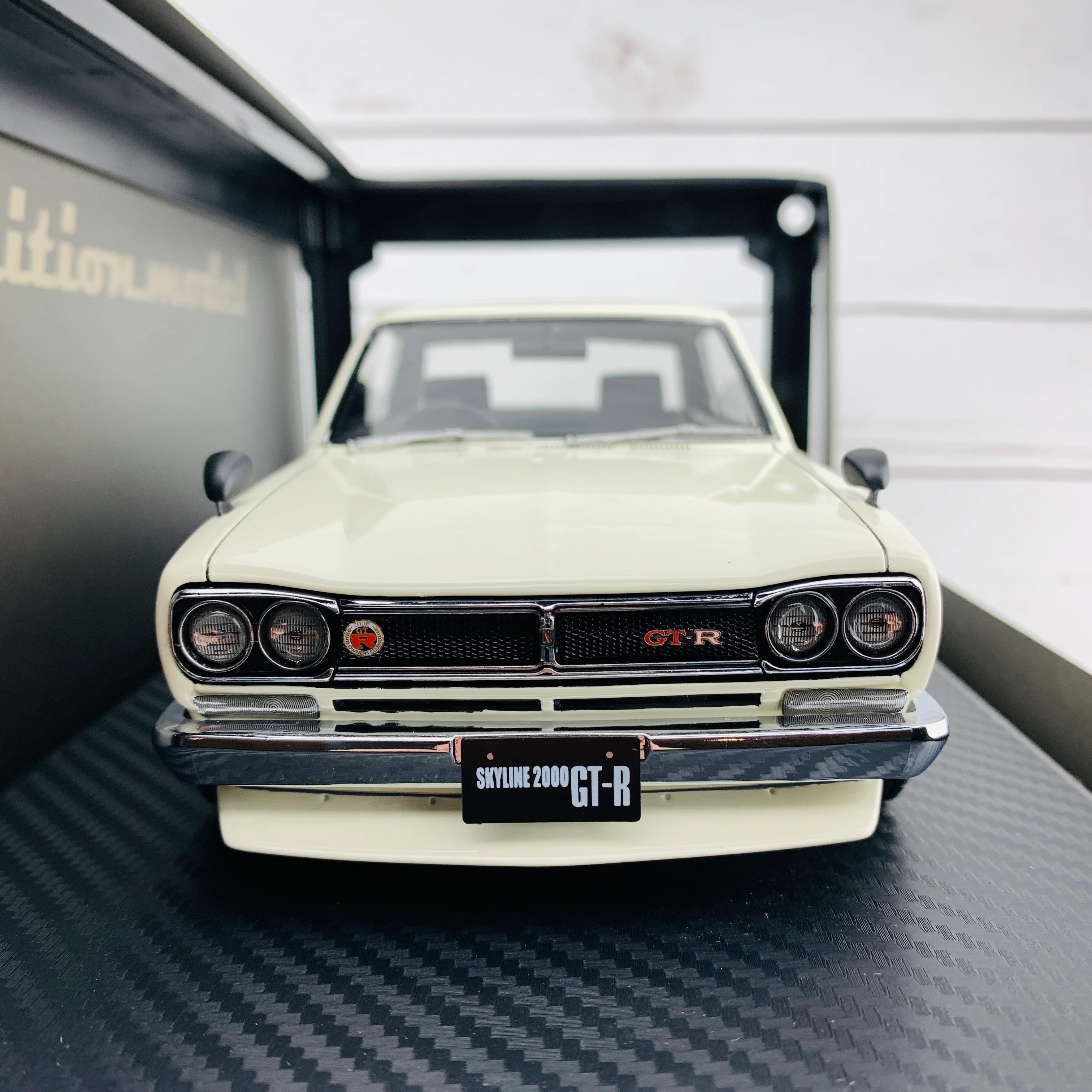 Ignition Model 1/18 Nissan Skyline 2000 GTR KPGC10 White IG1787 - Image 6