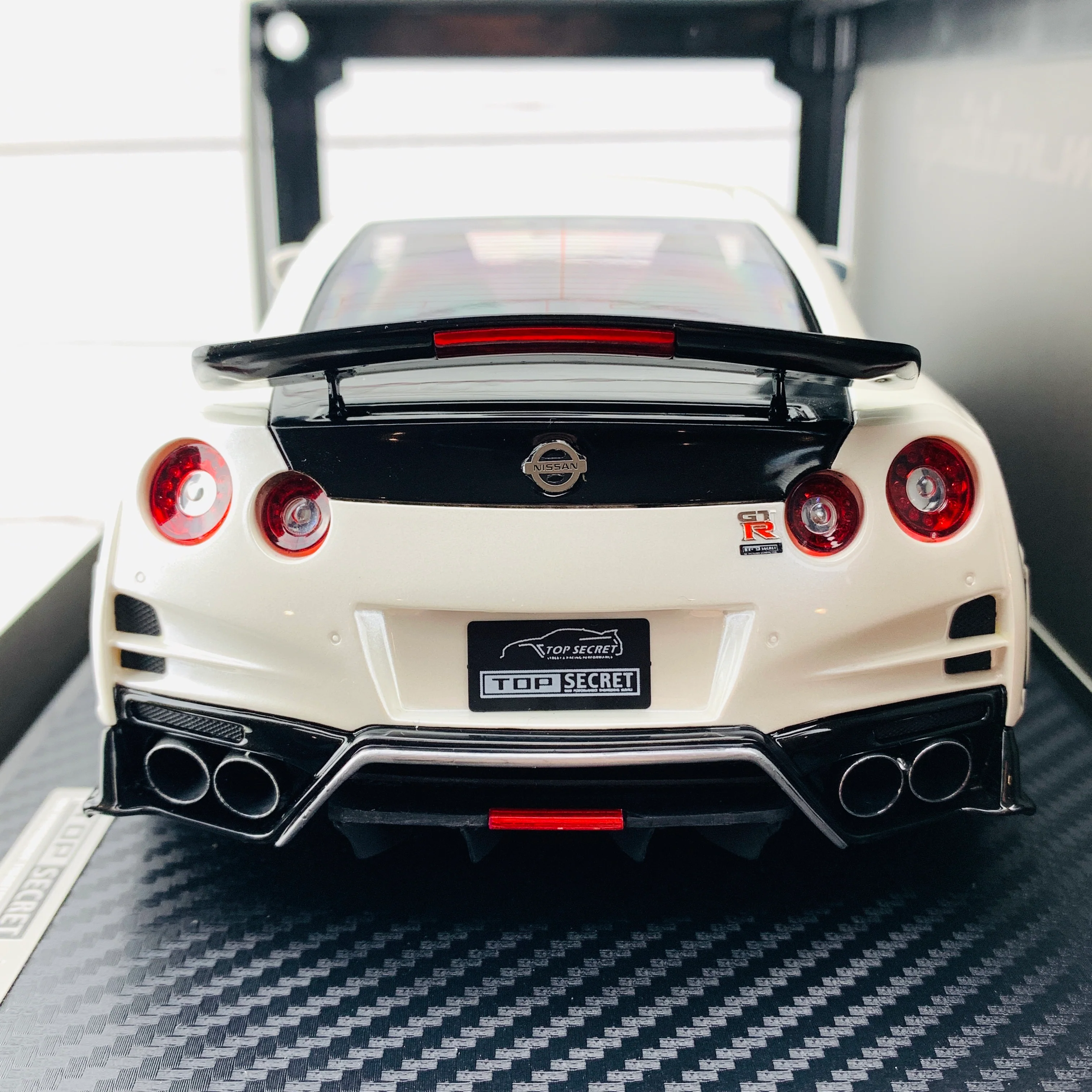 Ignition Model 1/18 TOP SECRET Nissan GTR R35 White Pearl IG1537 - Image 6