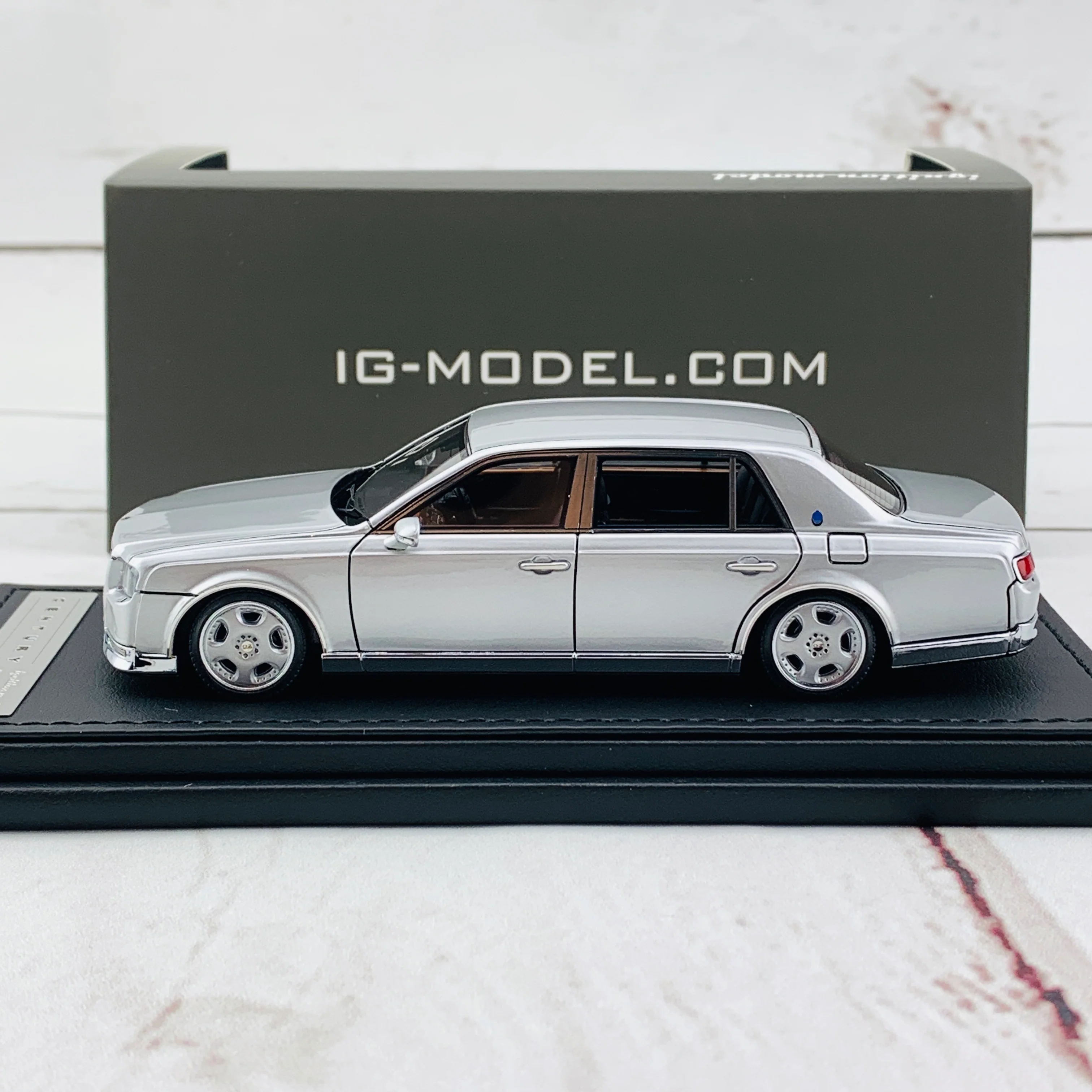 Ignition Model 1/43 Toyota Century UWG60 Silver IG1730 - Image 2