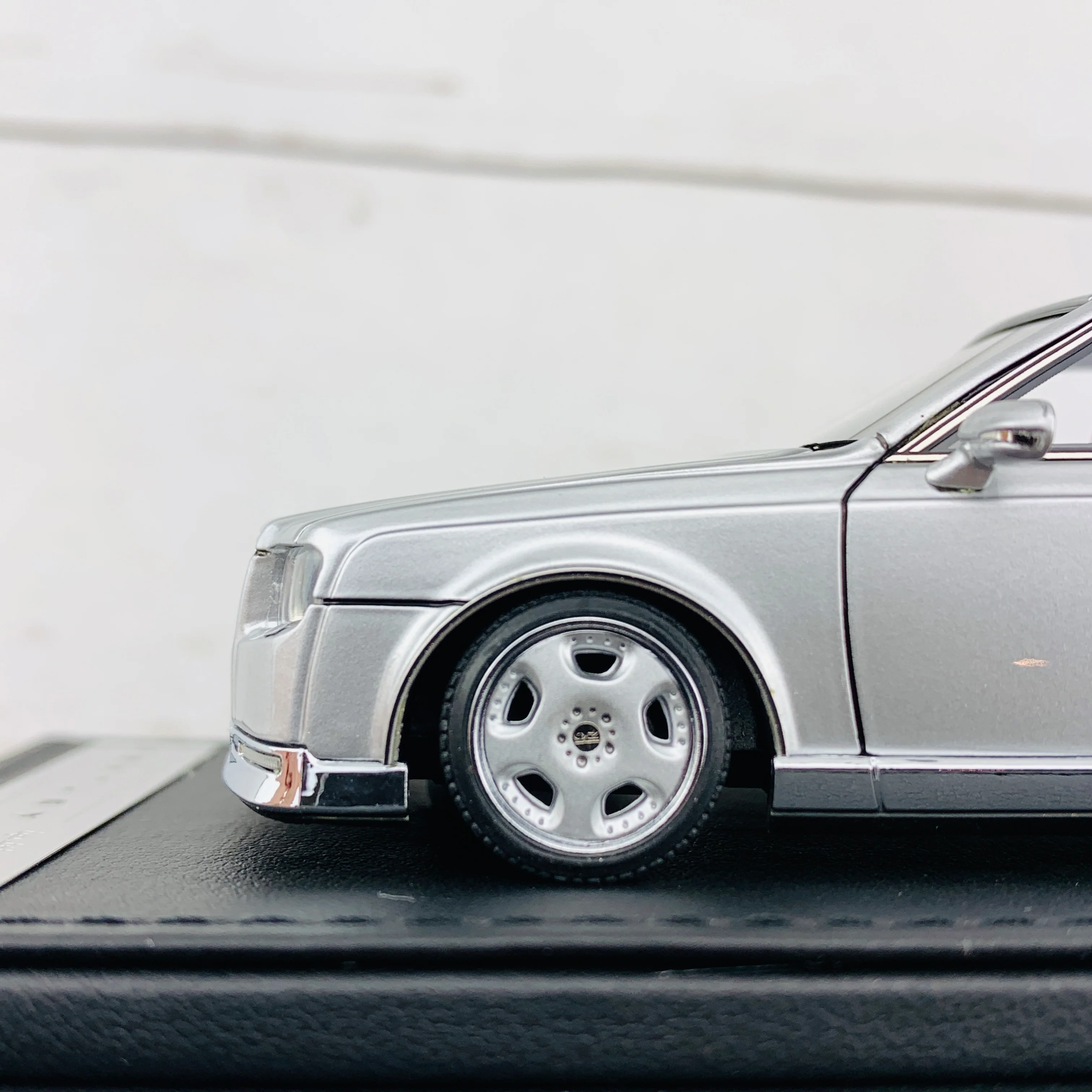 Ignition Model 1/43 Toyota Century UWG60 Silver IG1730 - Image 3