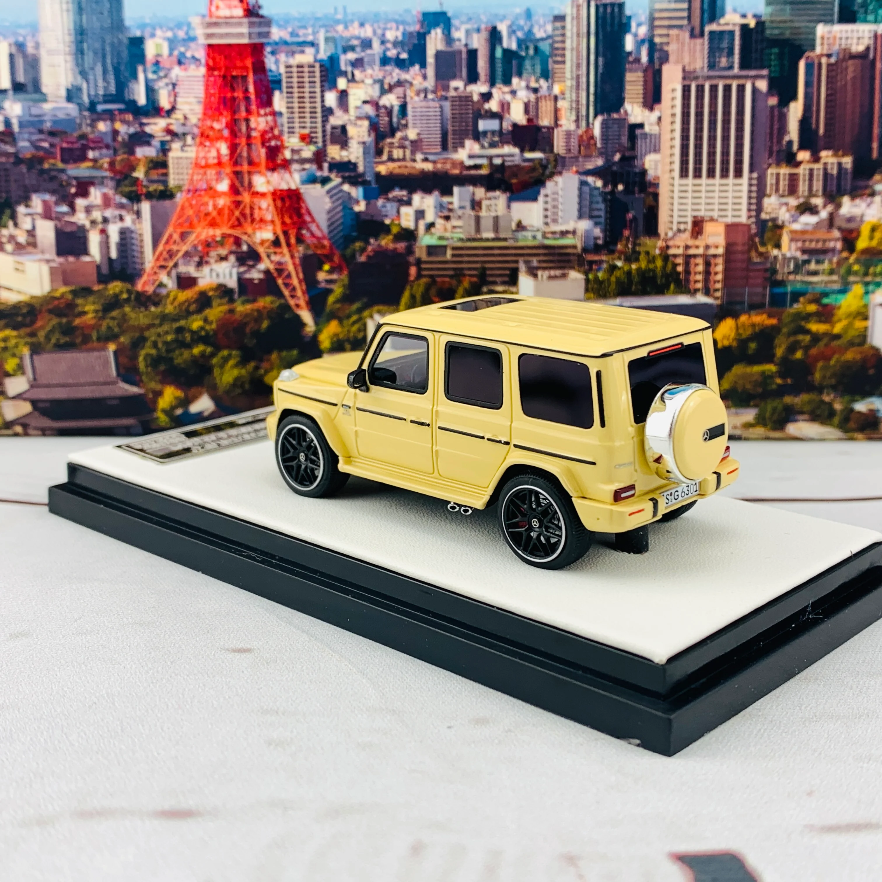 MOTORHELIX 1/64 Mercedes-AMG G63 BEIGE - Image 4