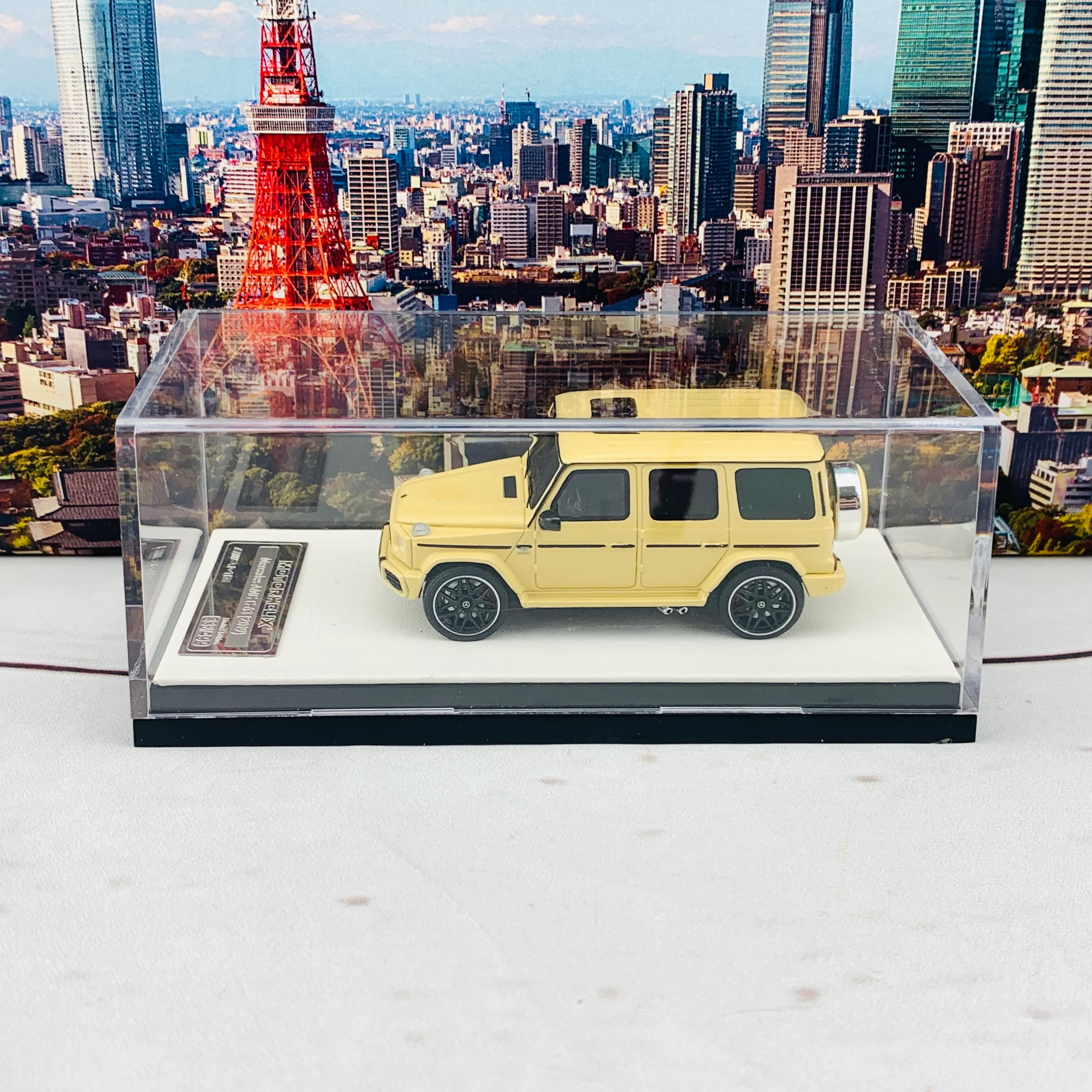 MOTORHELIX 1/64 Mercedes-AMG G63 BEIGE - Image 5