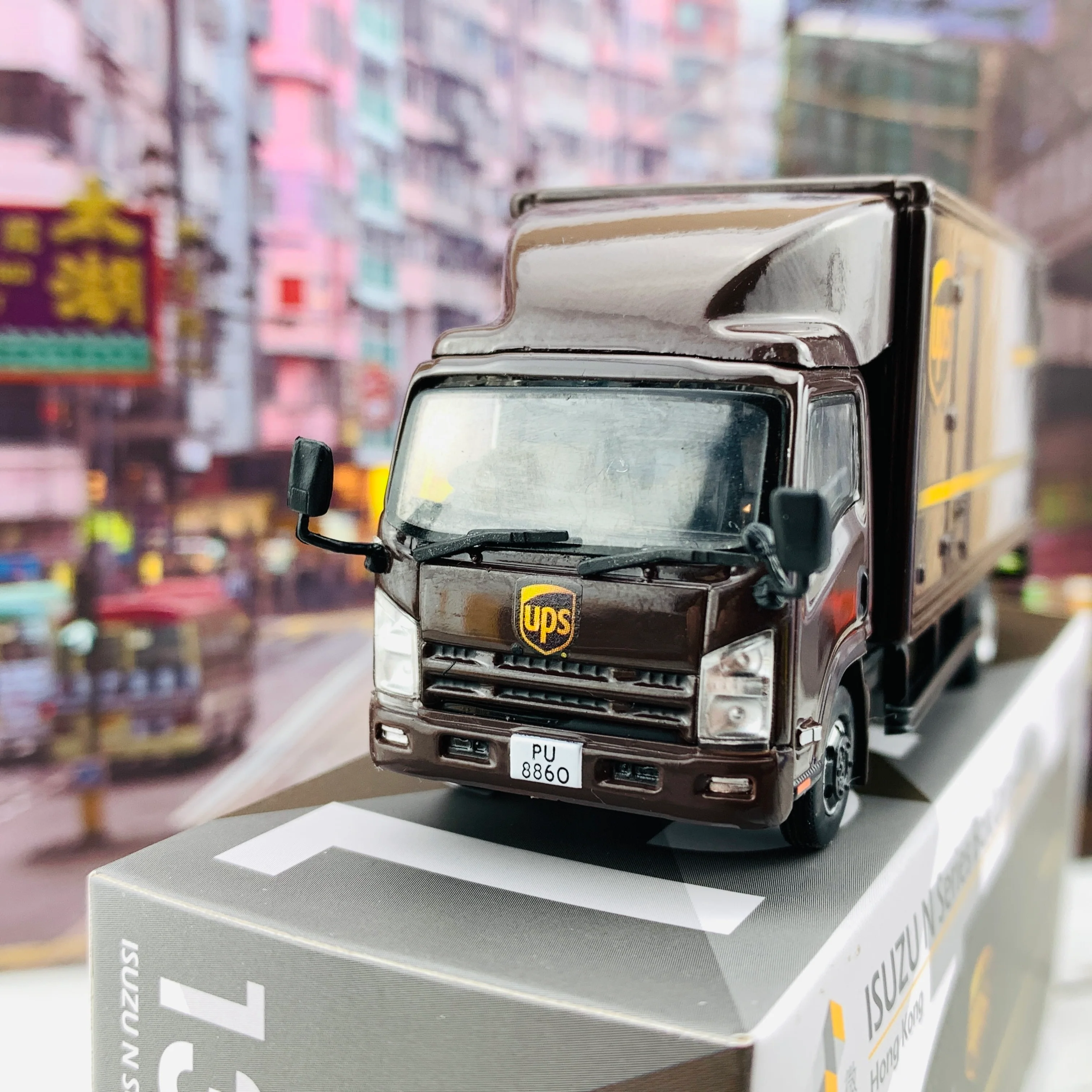 Tiny 微影 137 ISUZU N Series Box Lorry UPS 五十鈴N系列 ATC64923 - Image 3