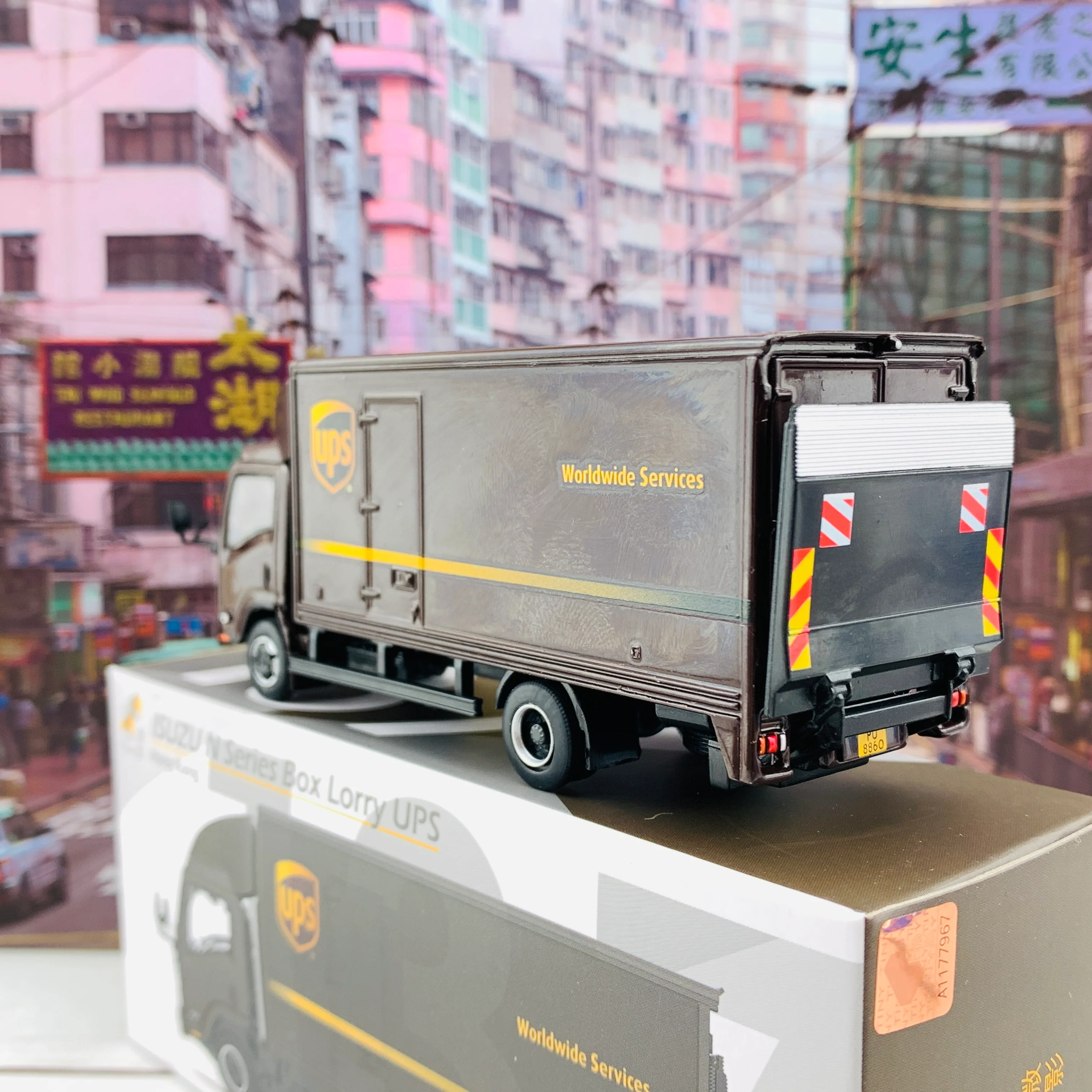 Tiny 微影 137 ISUZU N Series Box Lorry UPS 五十鈴N系列 ATC64923 - Image 4