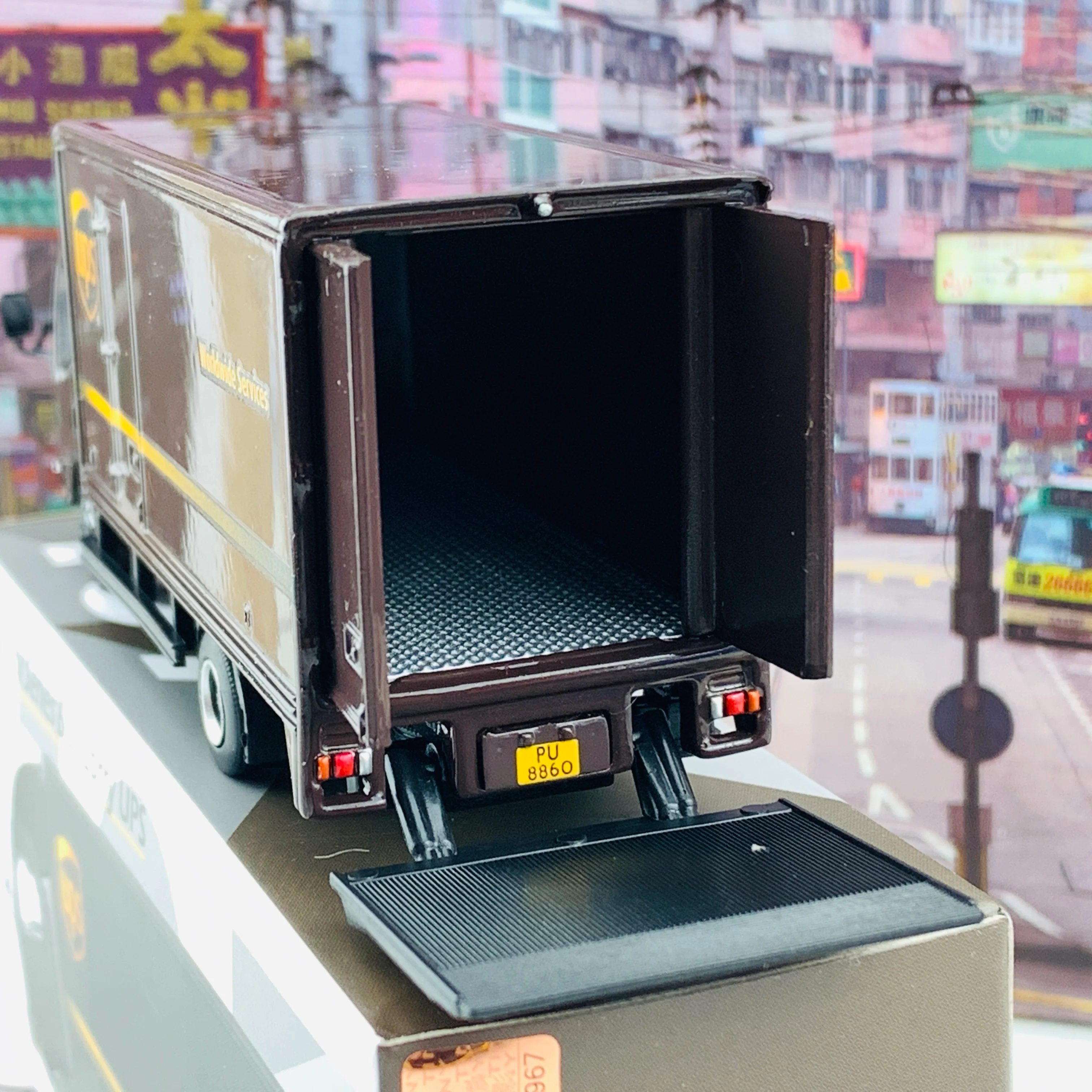 Tiny 微影 137 ISUZU N Series Box Lorry UPS 五十鈴N系列 ATC64923 - Image 5