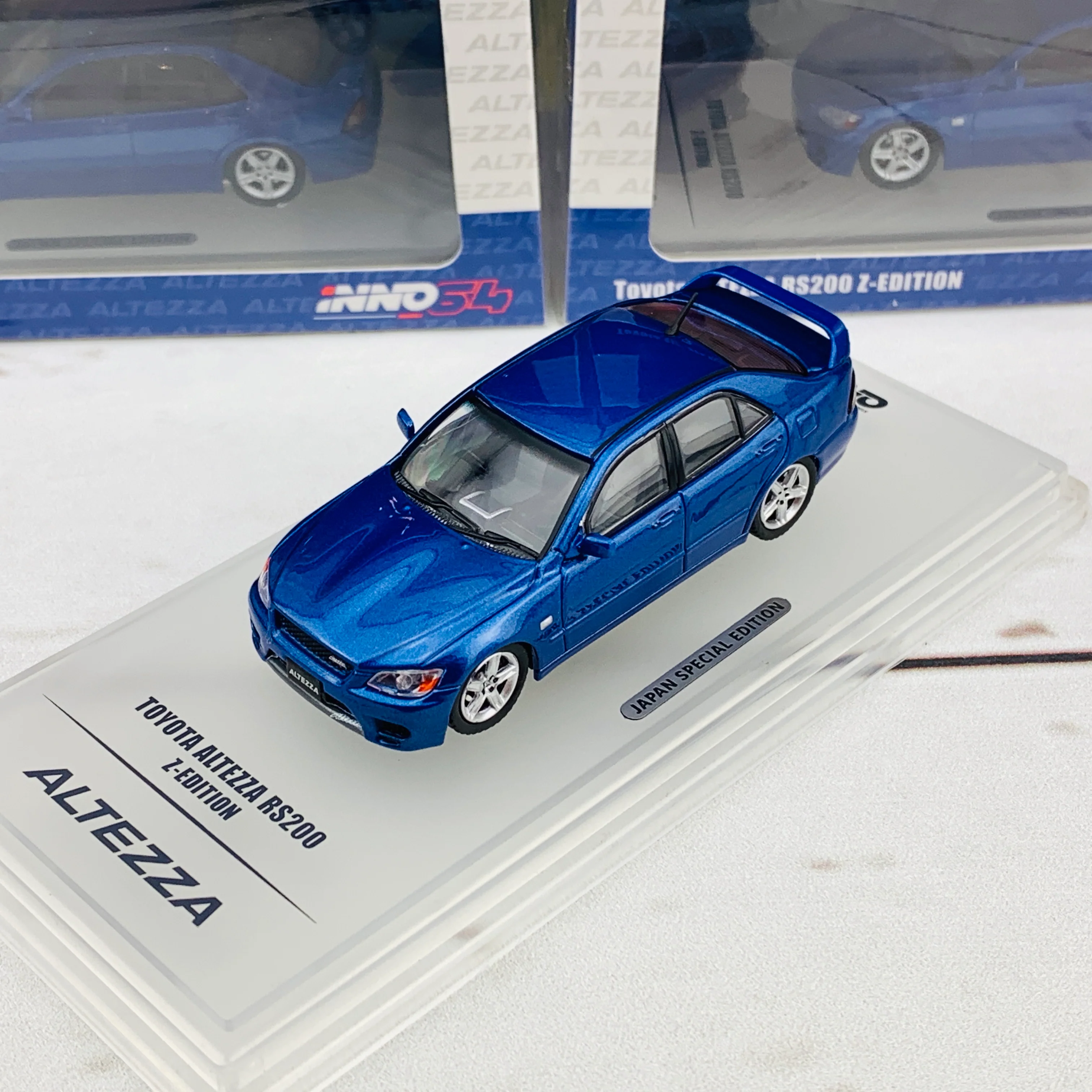 INNO64 1/64 Toyota Altezza RS200 Z-Edition with extra wheels set and carbon hood water slide decals IN64-RS200-BLU - Image 2