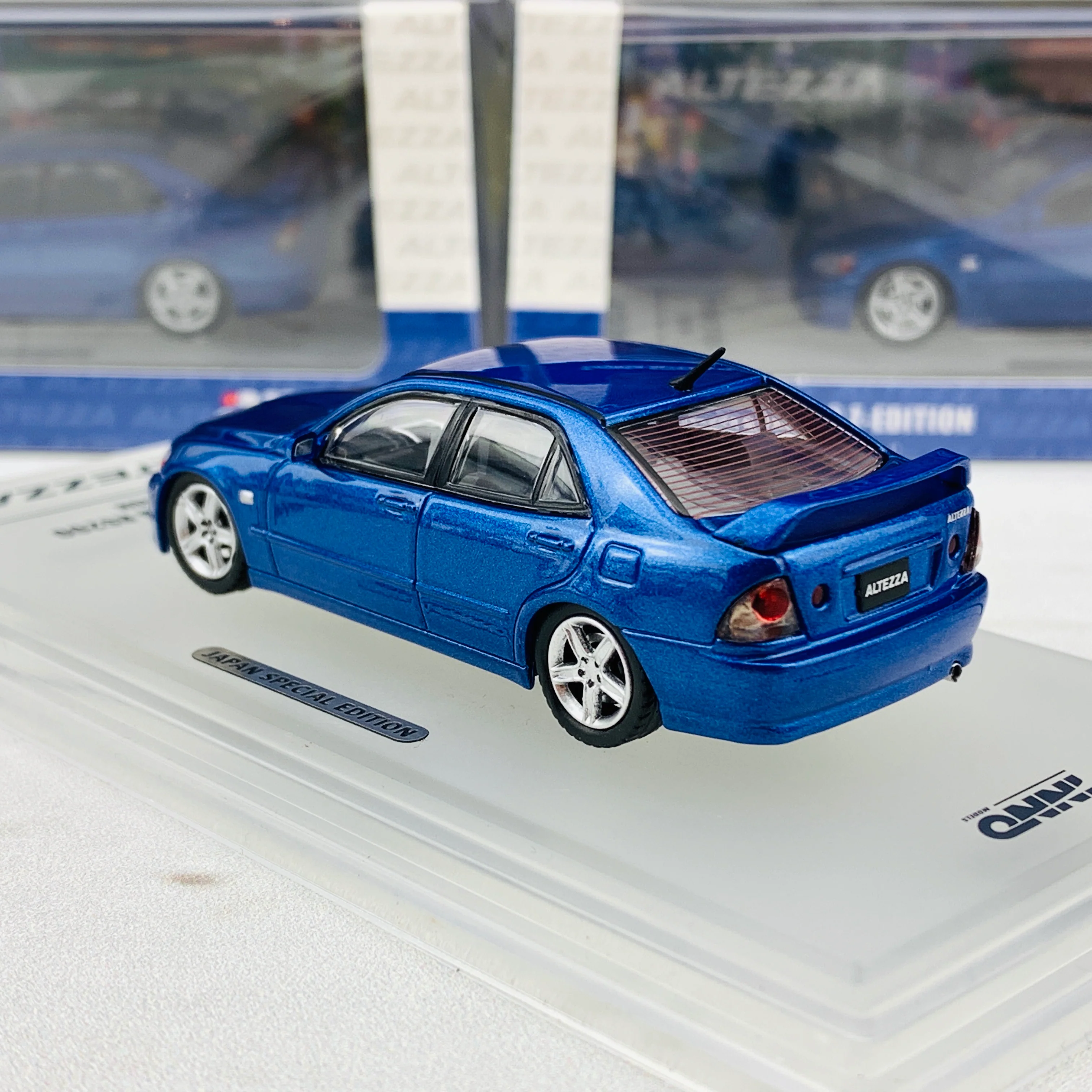 INNO64 1/64 Toyota Altezza RS200 Z-Edition with extra wheels set and carbon hood water slide decals IN64-RS200-BLU - Image 4