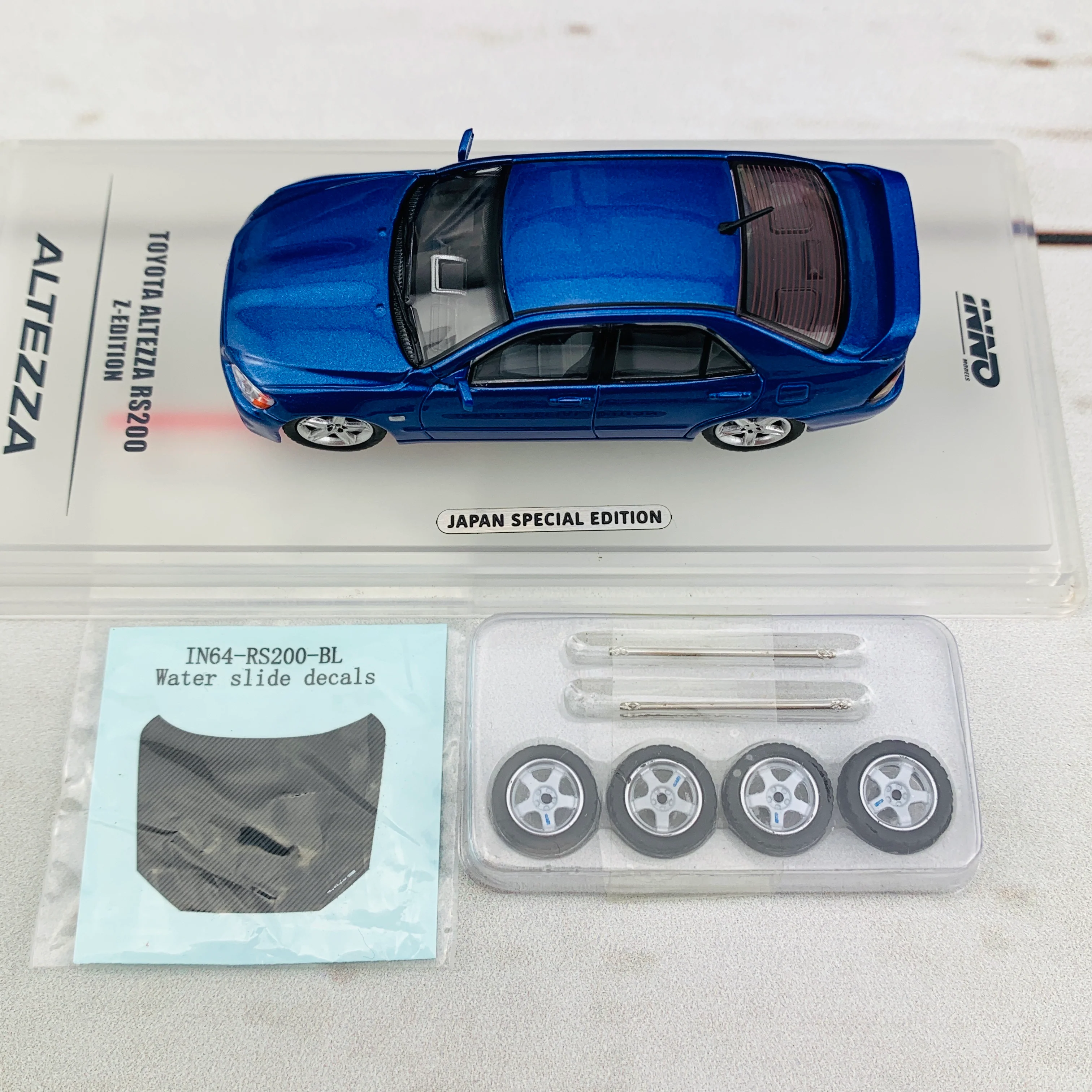 INNO64 1/64 Toyota Altezza RS200 Z-Edition with extra wheels set and carbon hood water slide decals IN64-RS200-BLU - Image 5