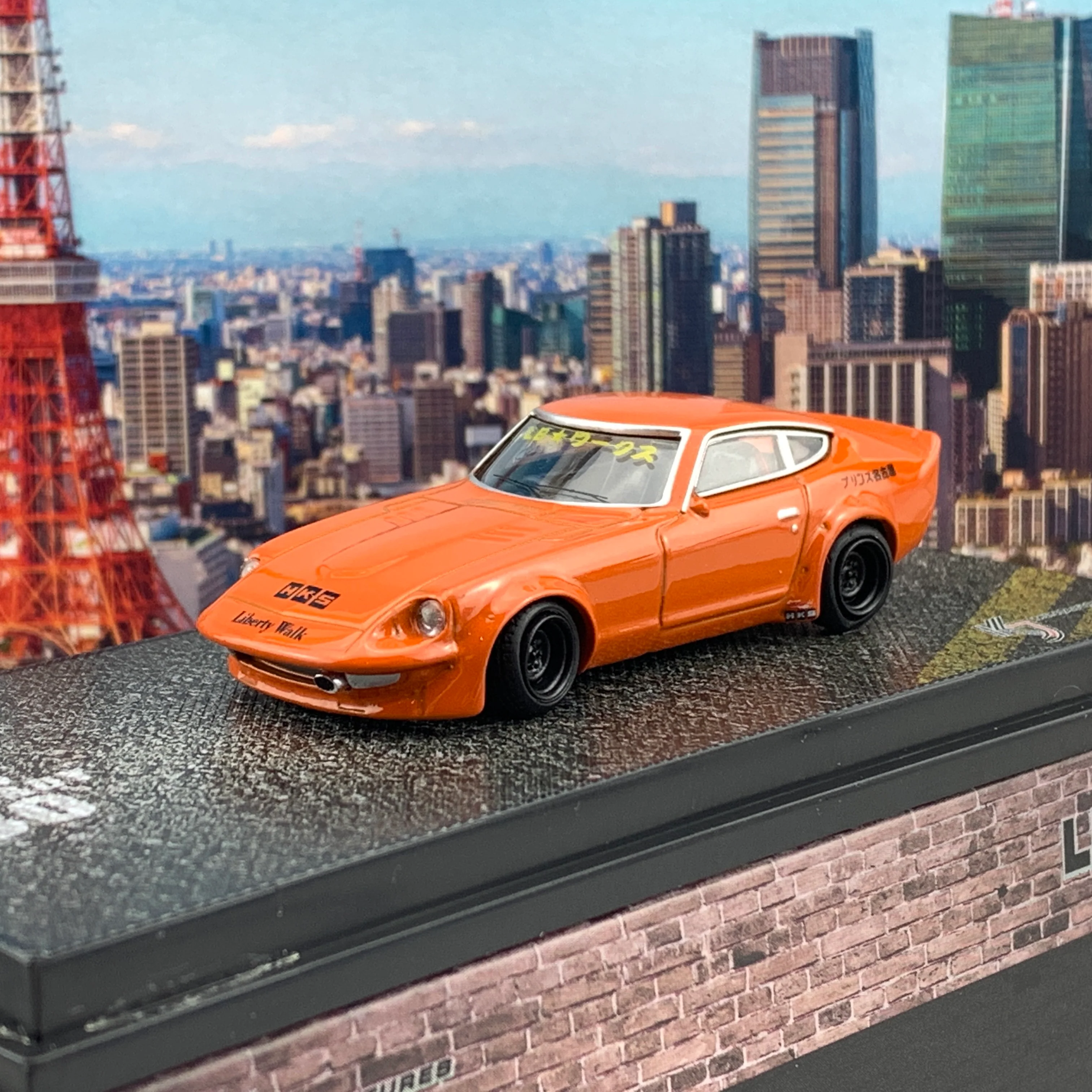 KJ MINIATURES 1/64 LBWK Nissan FairLady S30 Metallic Orange KJ64003OR - Image 2