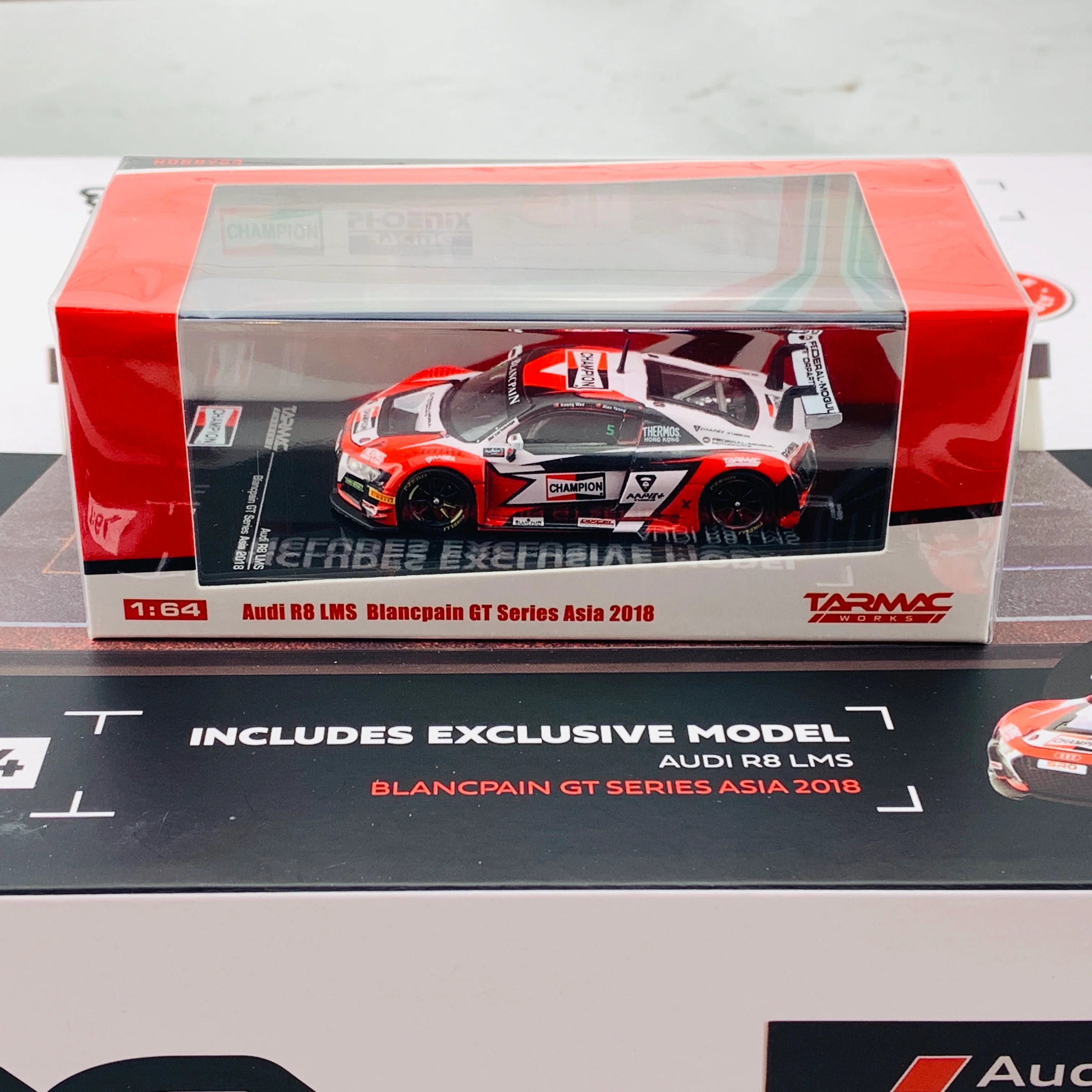 Tarmac Works 1/64 Pit Garage Diorama - Audi Sport - DIORAMA64 T64D-001-AS Includes T64-007-18BGTA5 Audi R8 LMS Blancpain GT Series Asia 2018 - Image 2