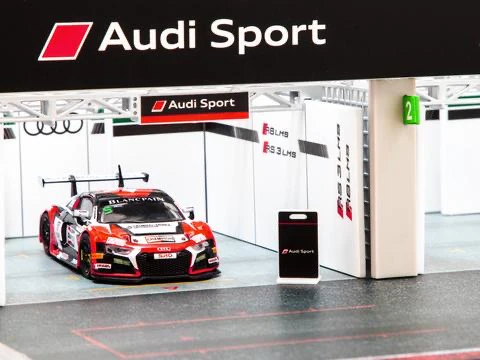 Tarmac Works 1/64 Pit Garage Diorama - Audi Sport - DIORAMA64 T64D-001-AS Includes T64-007-18BGTA5 Audi R8 LMS Blancpain GT Series Asia 2018 - Image 4