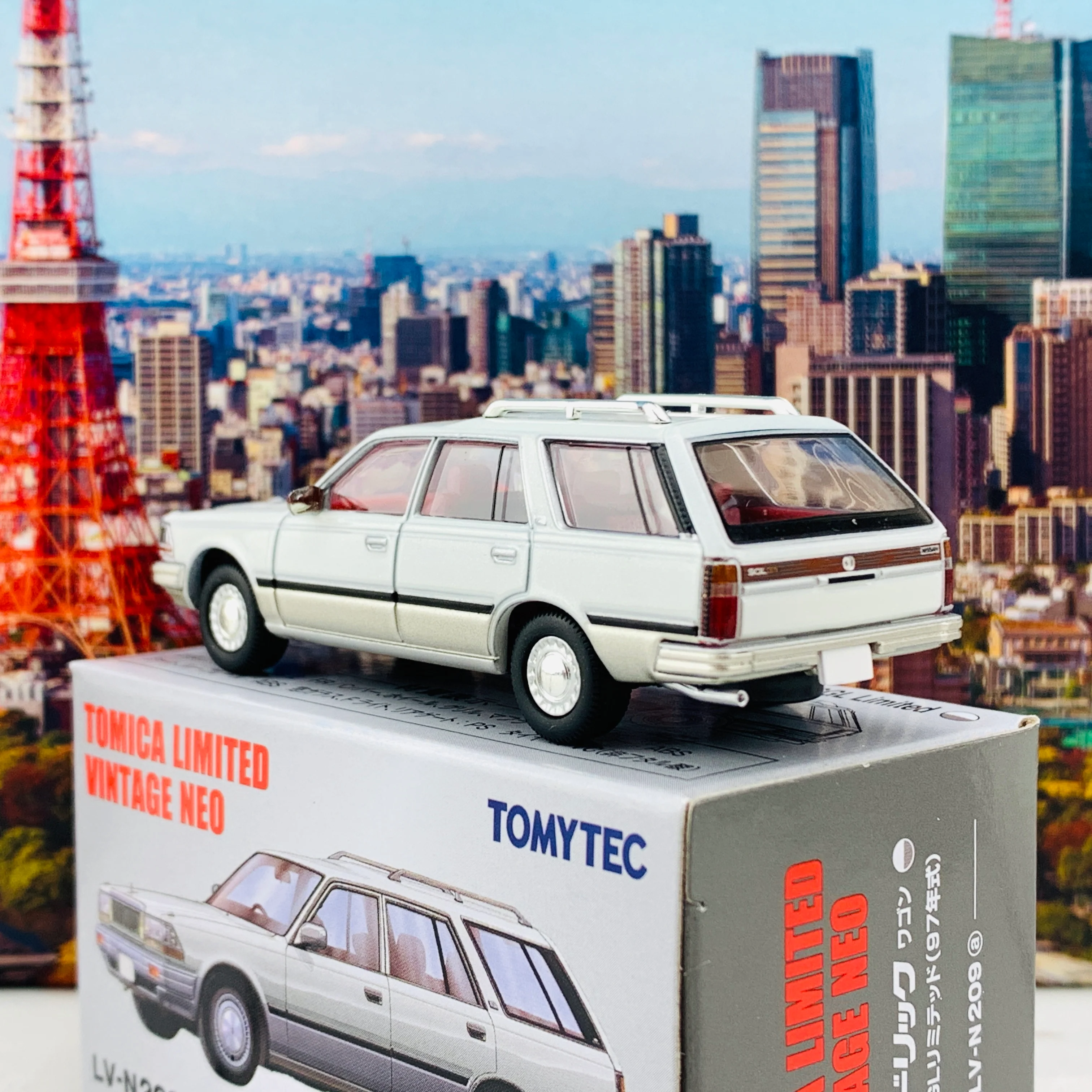 Tomytec Tomica Limited Vintage Neo 1/64 Nissan Cedric Wagon V20E SGL Limited WHITE/SILVER LV-N209a - Image 3